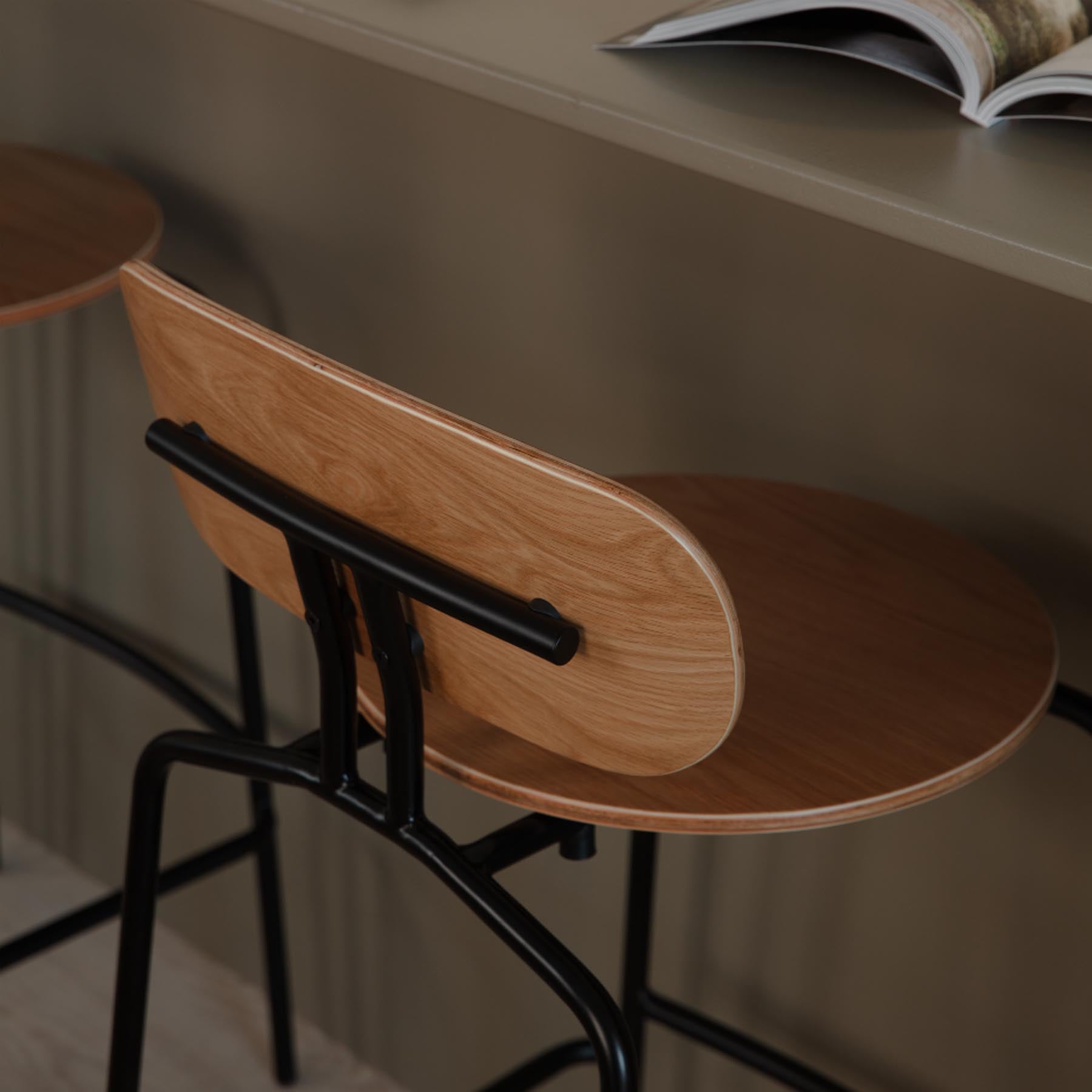 Eleganter Barstuhl Curious von Umage in leuchtendem Tangerine, ideal für kreative Wohnräume und gesellige Barbereiche.