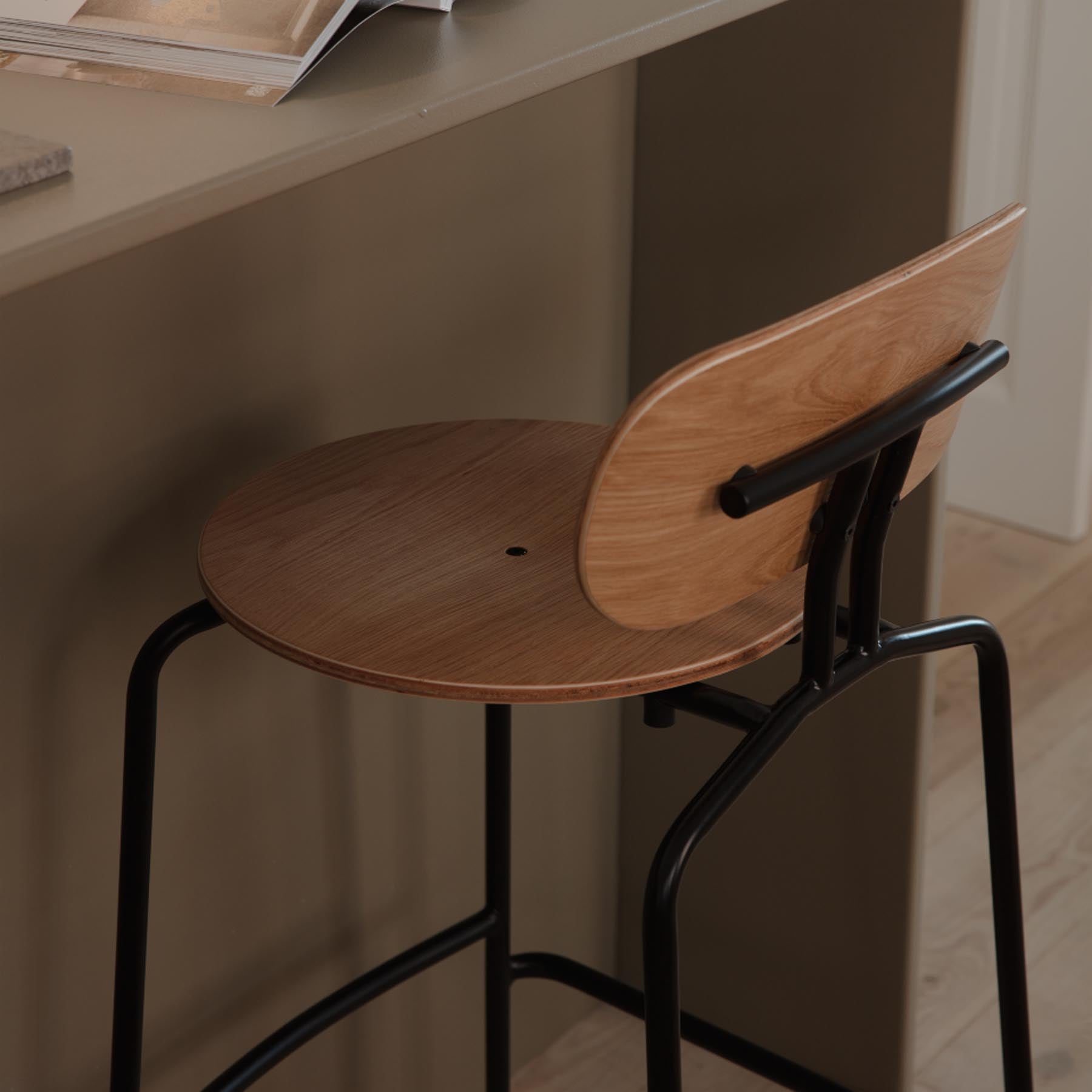 Eleganter Curious Barstuhl von Umage in Caramel, ideal für stilvolle Einrichtungen und gemütliche Barbereiche. Bequem und modern.