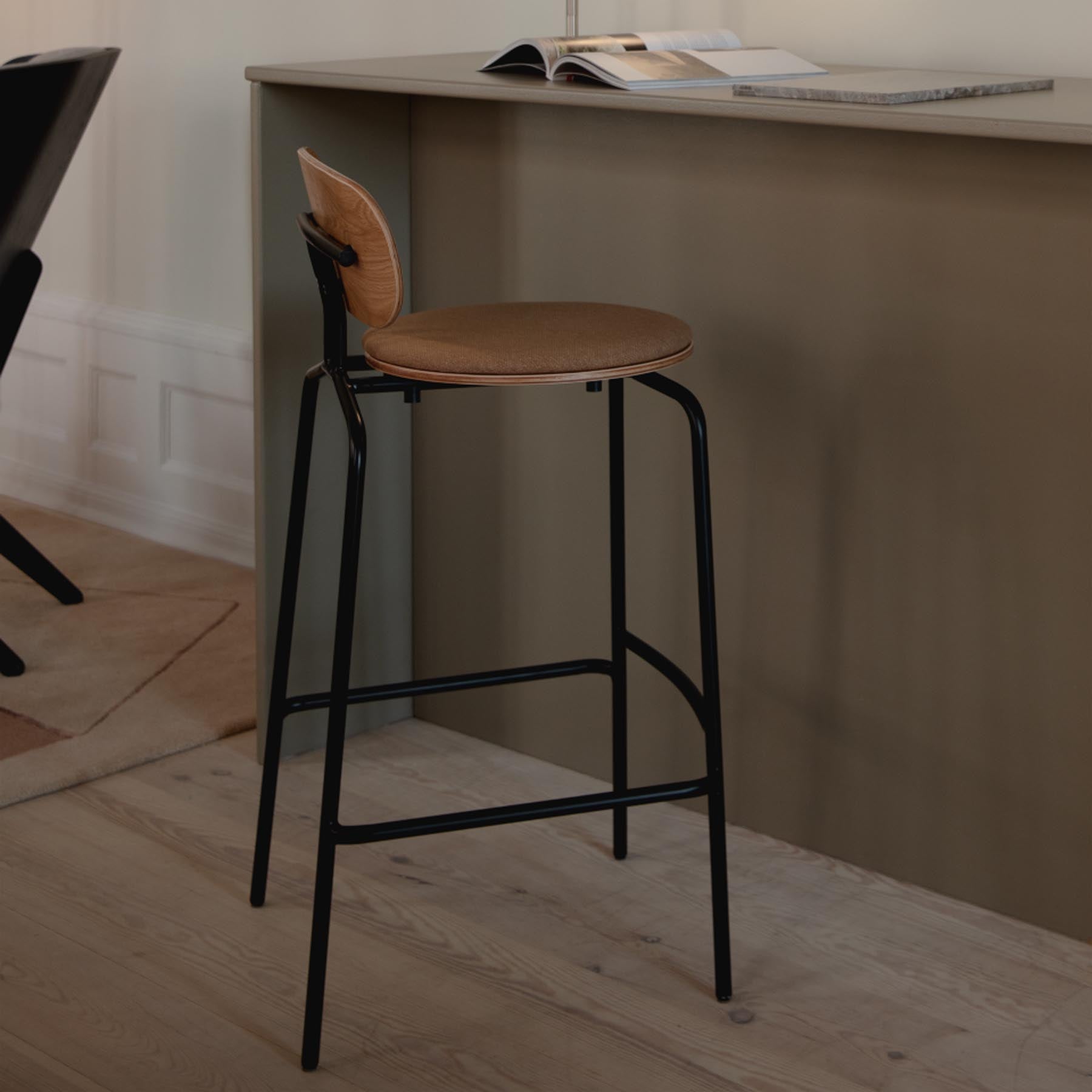 Moderner Curious Barstuhl in Sugar Brown von Umage, perfekt für trendige Bars und Esszimmer. Bietet hohen Sitzkomfort und ansprechendes Design.