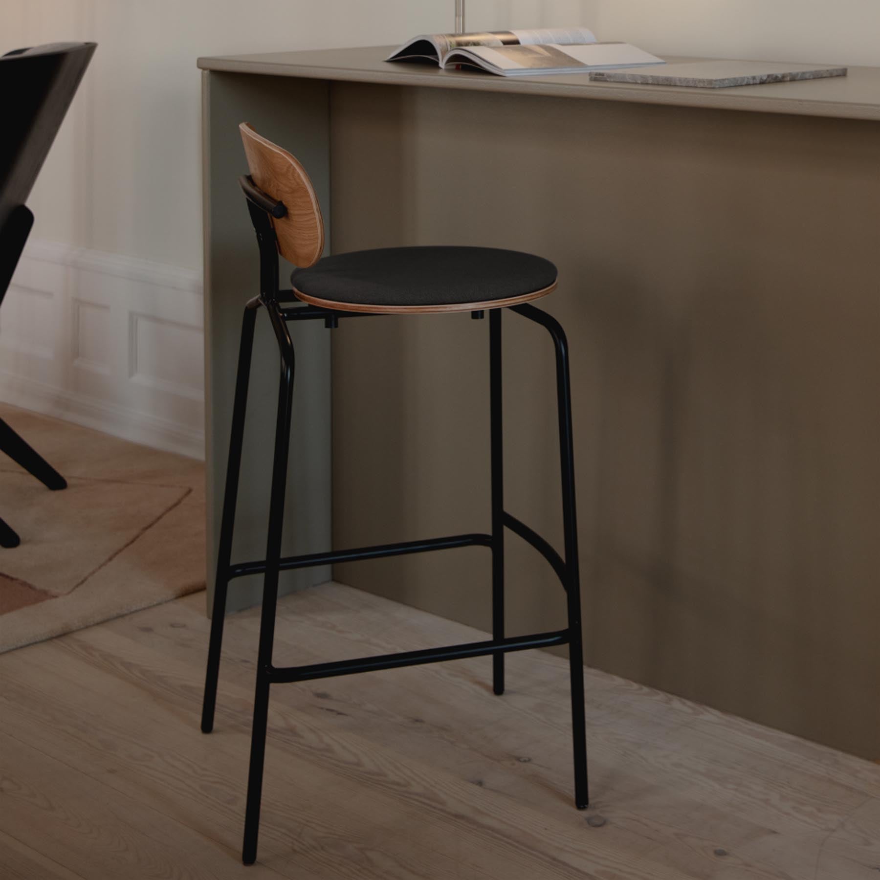 Moderner Curious Barstuhl von Umage in Shadow, perfekt für stilvolle Bars und gemütliche Essbereiche. Bequem und ansprechend im Design.