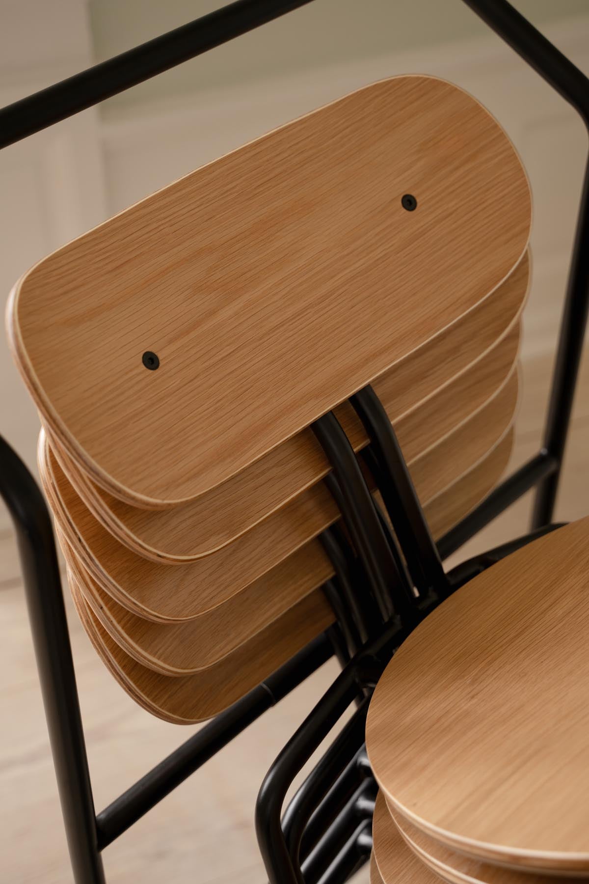 Der Curious Trolley von Umage vereint modernes Design mit praktischer Mobilität, perfekt für die stilvolle Aufbewahrung in jedem Raum.