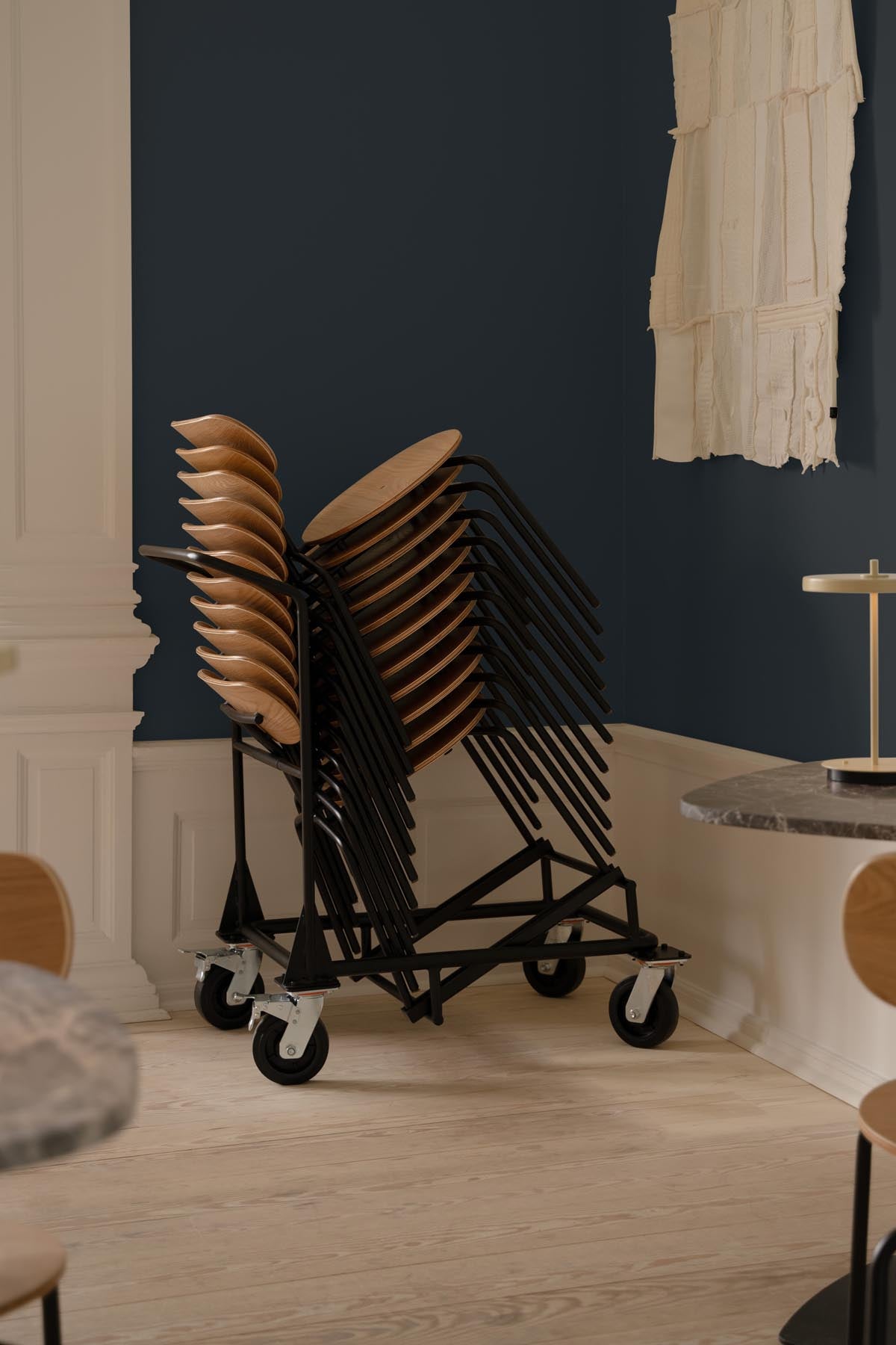 Der Curious Trolley von Umage ist ein stilvoller, praktischer Begleiter für die Aufbewahrung und Organisation in jedem Raum.