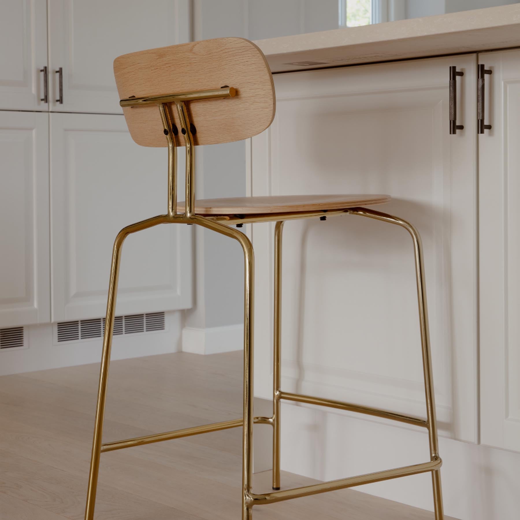 Eleganter Curious Counter-Stuhl in leuchtendem Curry Sun, ideal für trendige Bars und Küchen. Hochwertige Designmöbel von Umage.