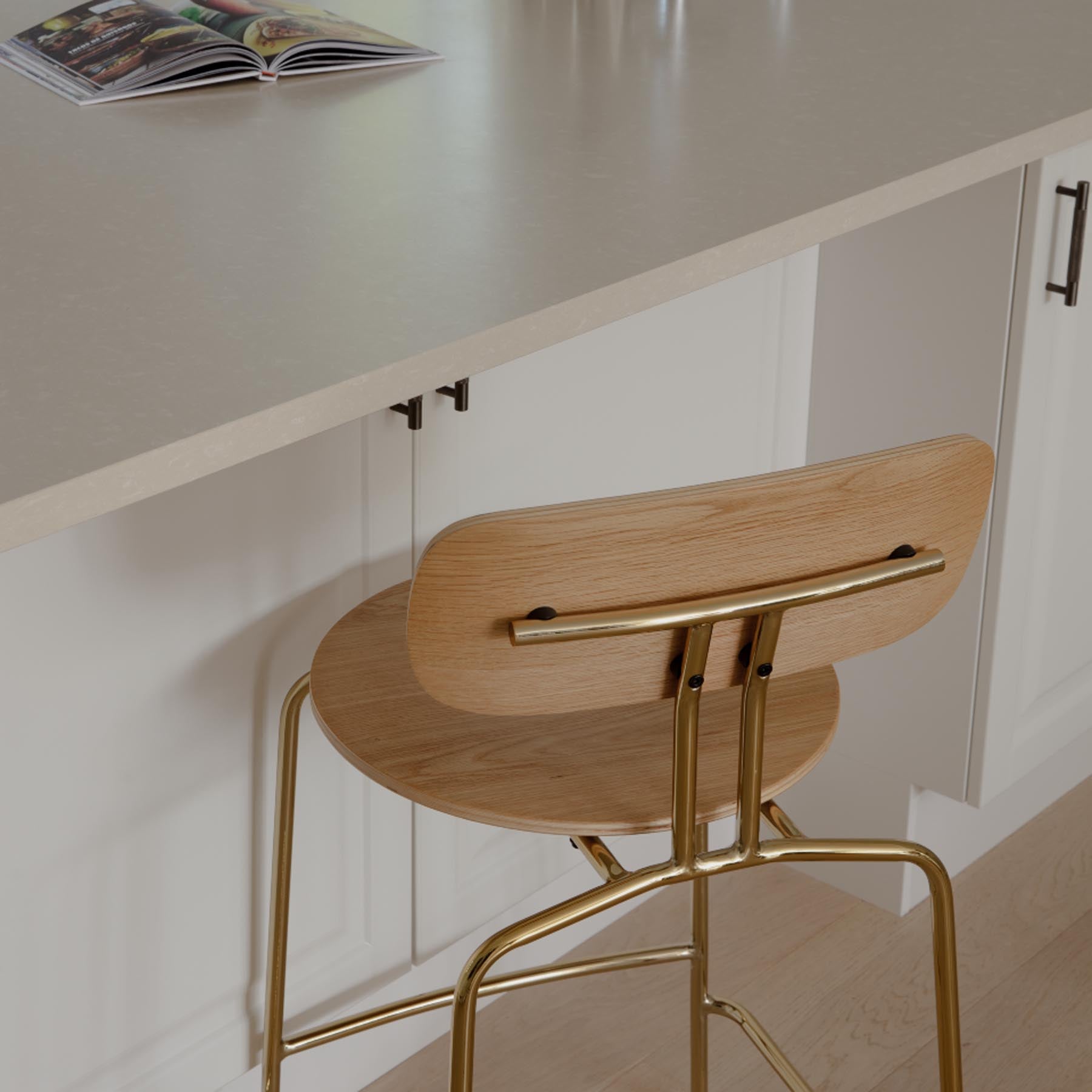 Eleganter Curious Counter-Stuhl in Quantum Blue von Umage, ideal für moderne Küchen und Bars, vereint Stil und Komfort.