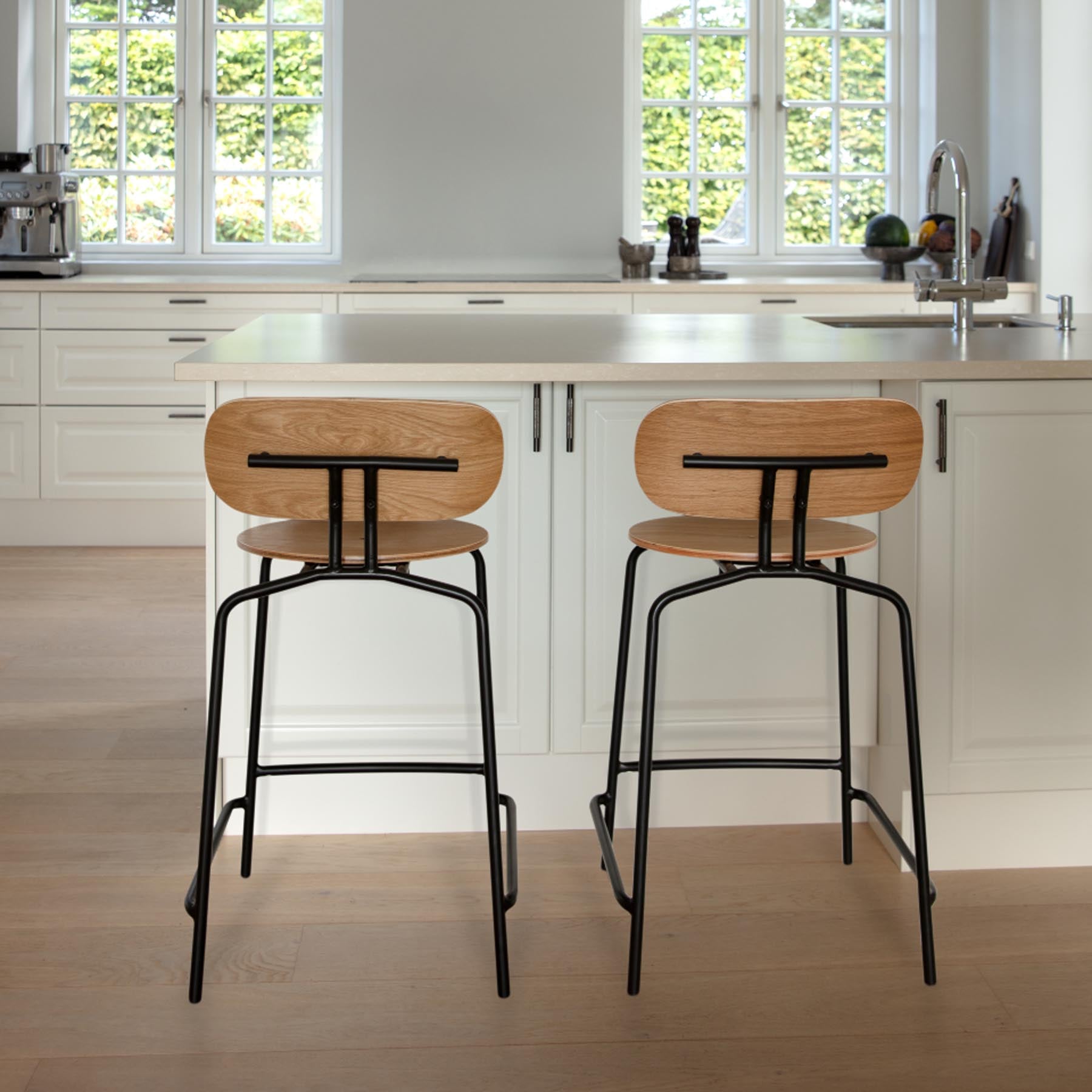 Stylischer Curious Counter-Stuhl in Caramel von Umage, perfekt für zeitgemäße Bar- und Kücheneinrichtungen, bietet hohen Sitzkomfort.