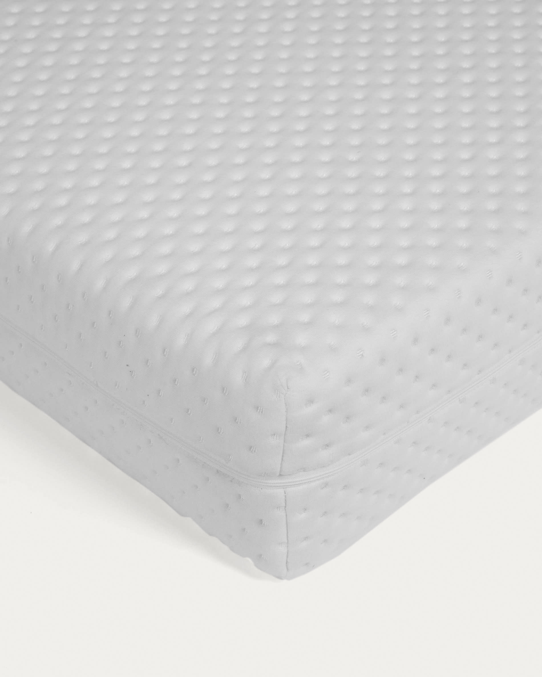 Die Valery Matratze 60x120 cm von Kave Home bietet adaptiven Schaum für optimalen Komfort und unterstützt einen gesunden Schlaf.