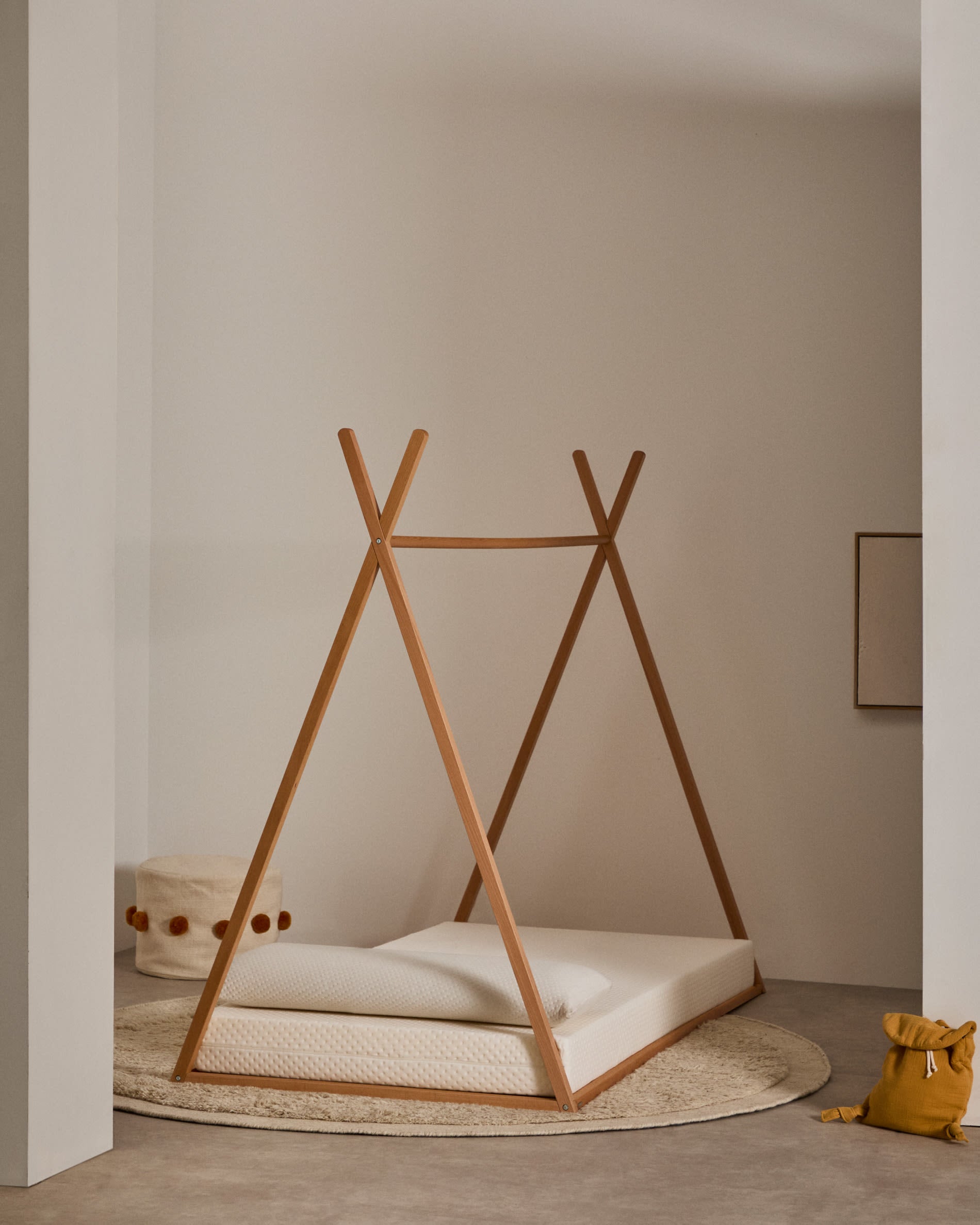 Die Valery Matratze (60 x 120 cm) von Kave Home sorgt für erholsamen Schlaf mit anpassungsfähigem Schaumstoff und waschbarem, hypoallergenem Bezug.