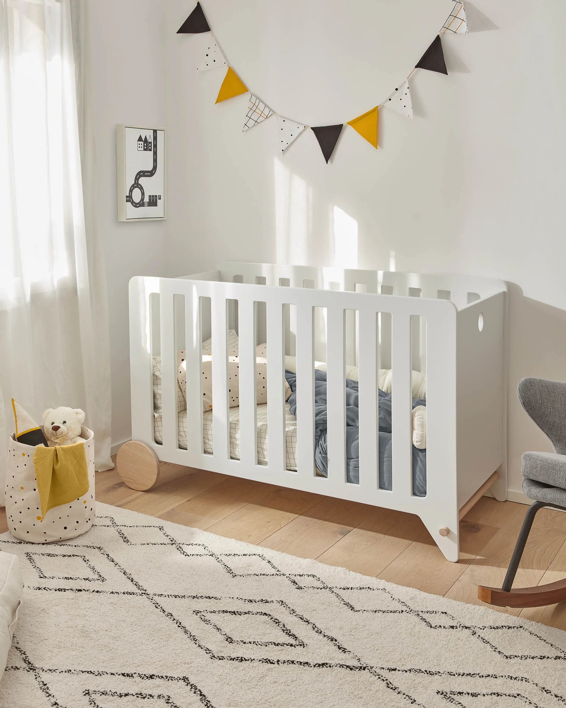 Die Valery Matratze von Kave Home bietet optimalen Komfort mit adaptivem Schaumstoff, ideal für 60x120 cm Betten.