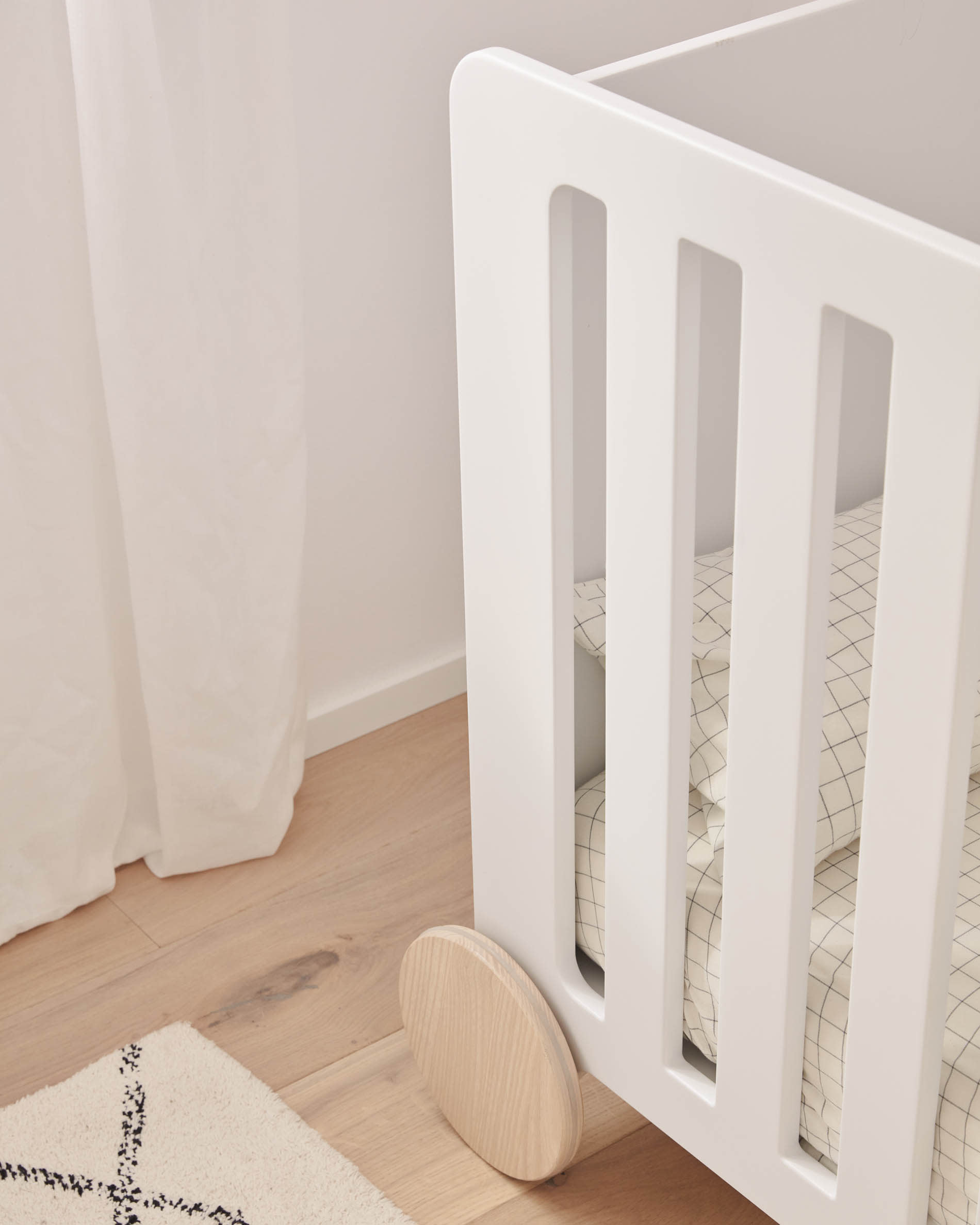 Die Valery Matratze 60x120 cm von Kave Home bietet adaptiven Schaumstoff für optimalen Komfort und ergonomische Unterstützung.