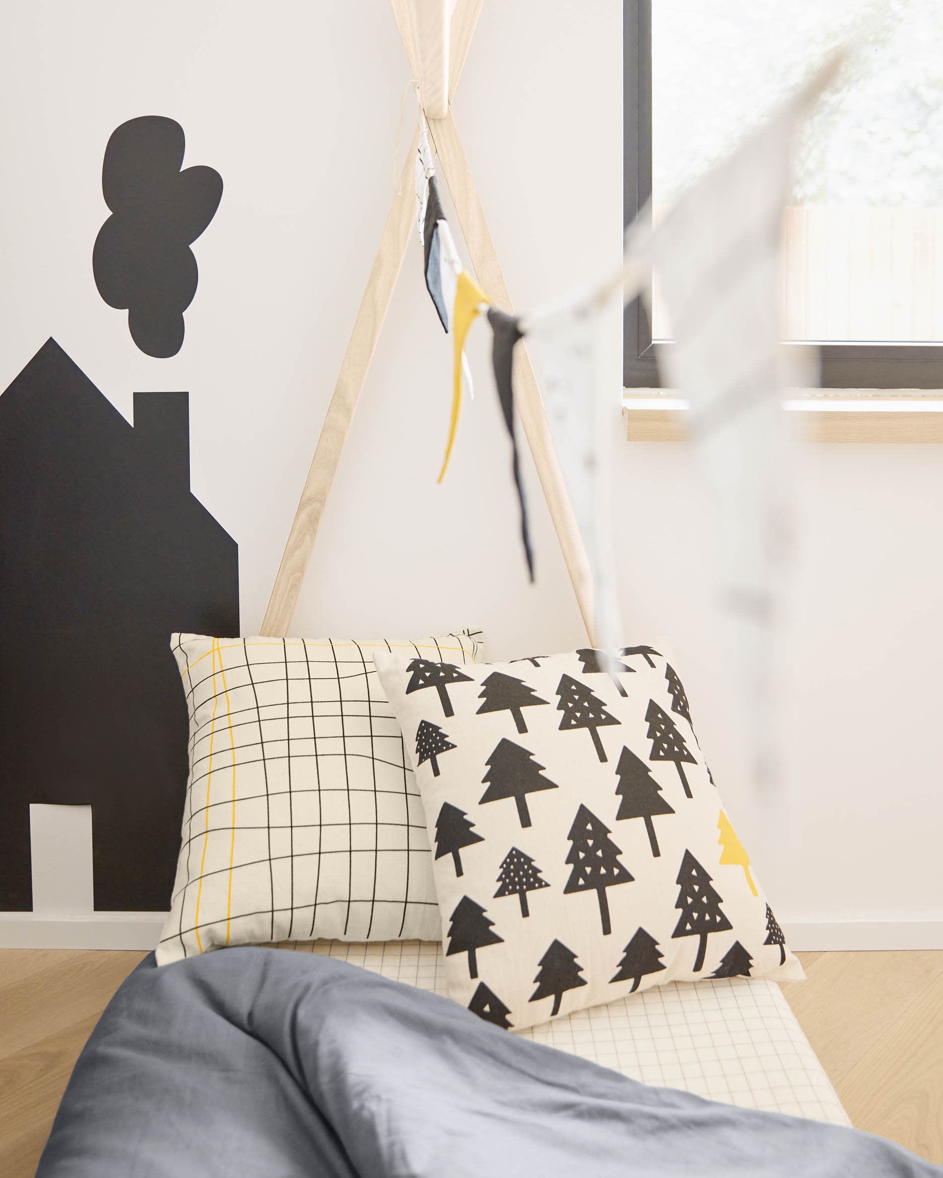 Die Valery Adaptive Foam Matratze (70 x 140 cm) von Kave Home bietet optimalen Komfort und Unterstützung für einen gesunden Schlaf im Kinderzimmer.