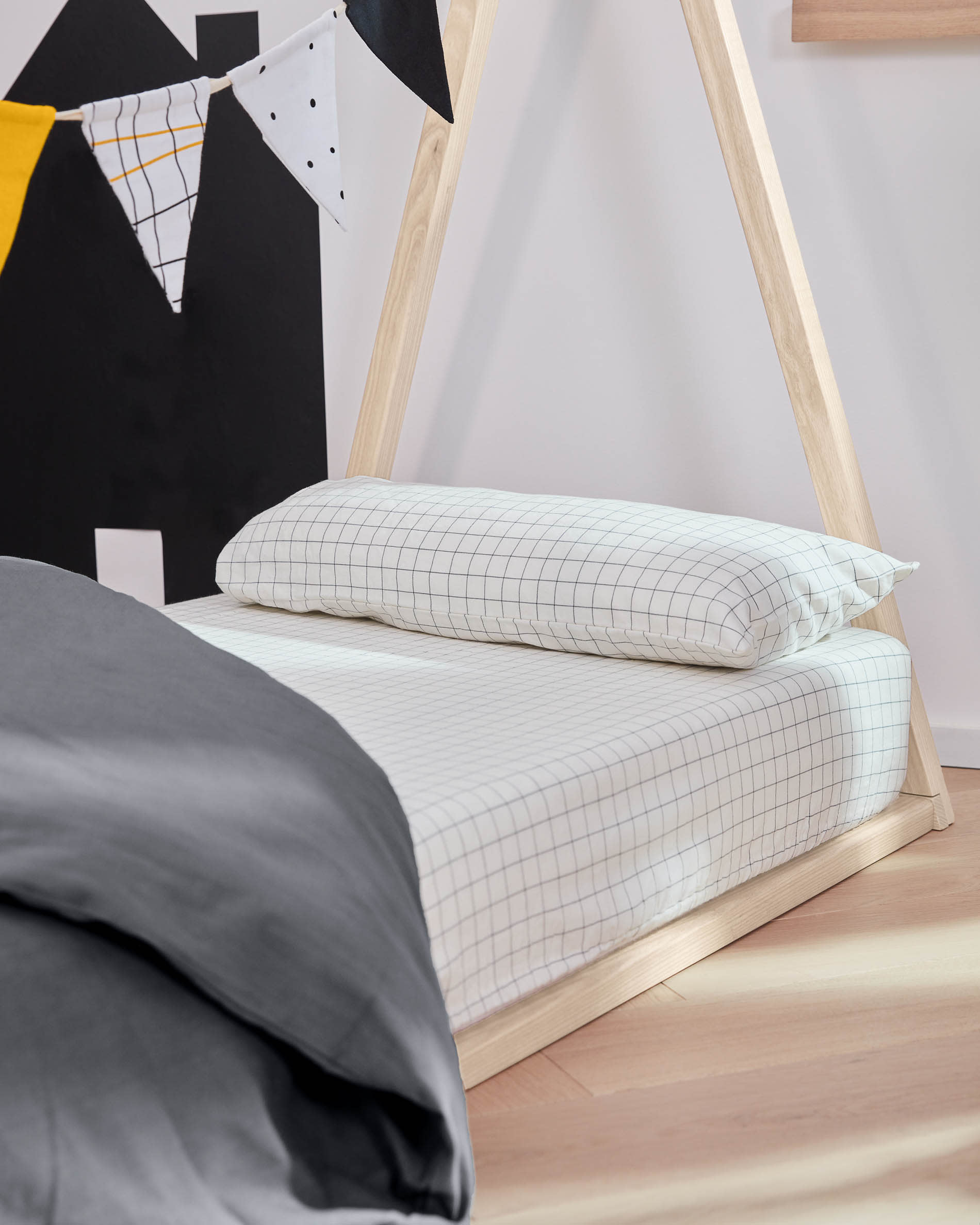 Die Valery Adaptive Foam Matratze (70 x 140 cm) von Kave Home bietet optimalen Komfort und Unterstützung für einen gesunden Schlaf im Kinderzimmer.