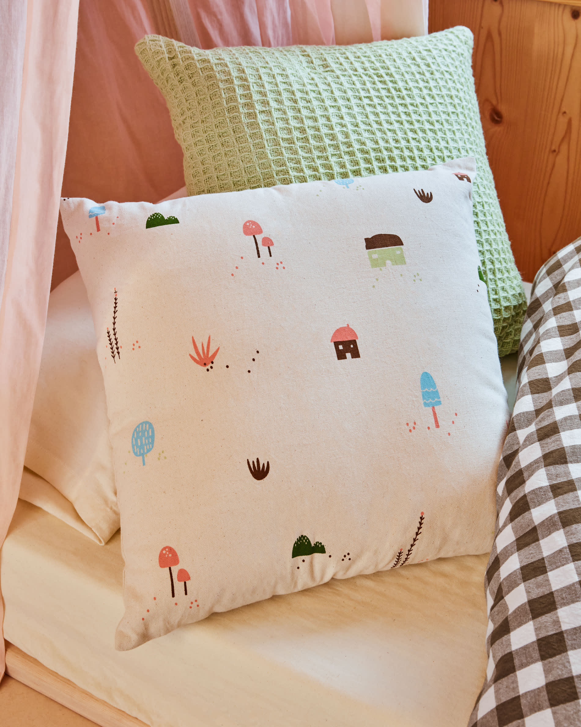 Die Valery Adaptive Foam Matratze (70 x 140 cm) von Kave Home sorgt für erholsamen Schlaf und passt perfekt in jedes Kinderbett.