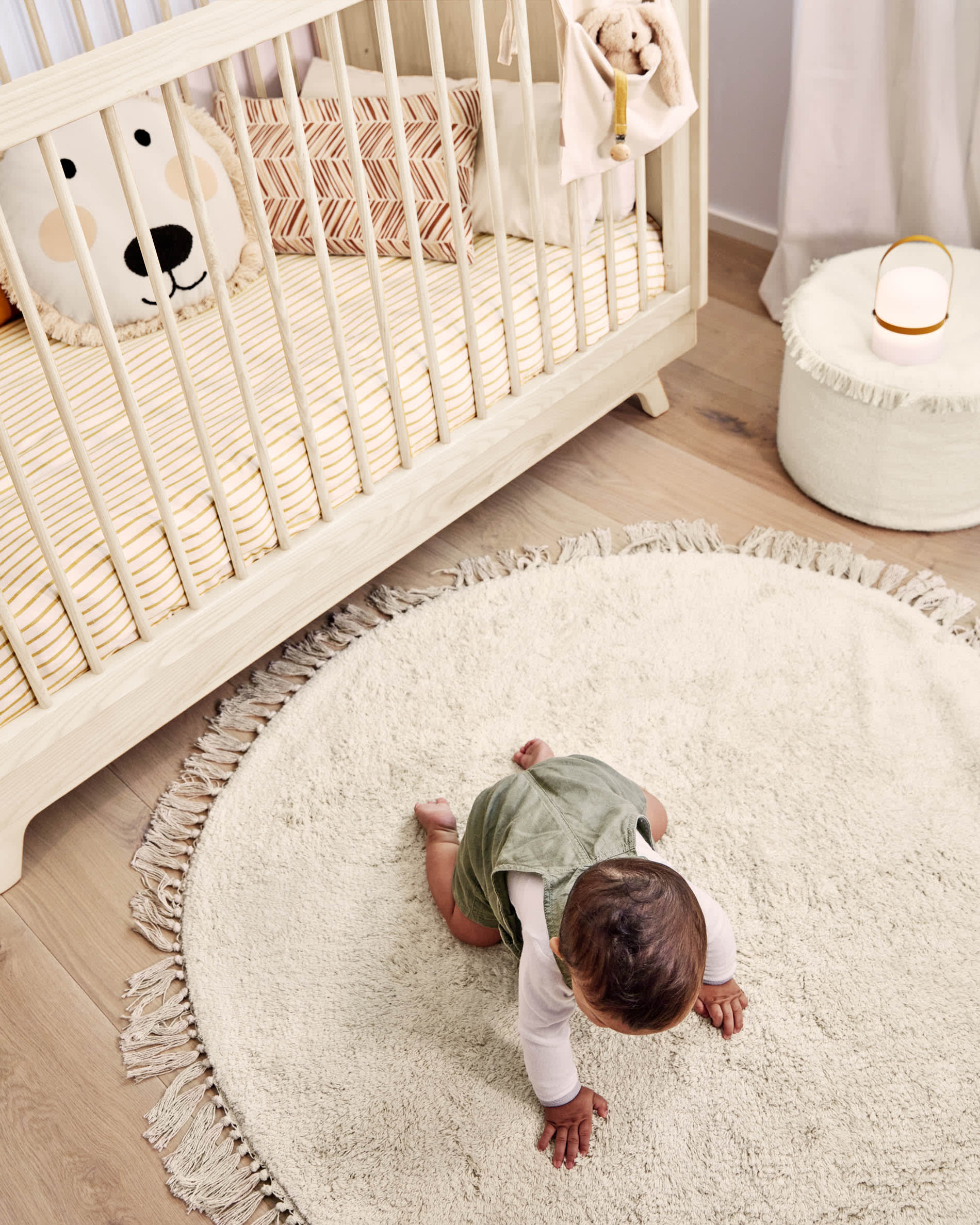 Die Valery Adaptive Foam Matratze (70 x 140 cm) von Kave Home sorgt für erholsamen Schlaf und passt perfekt in jedes Kinderbett.