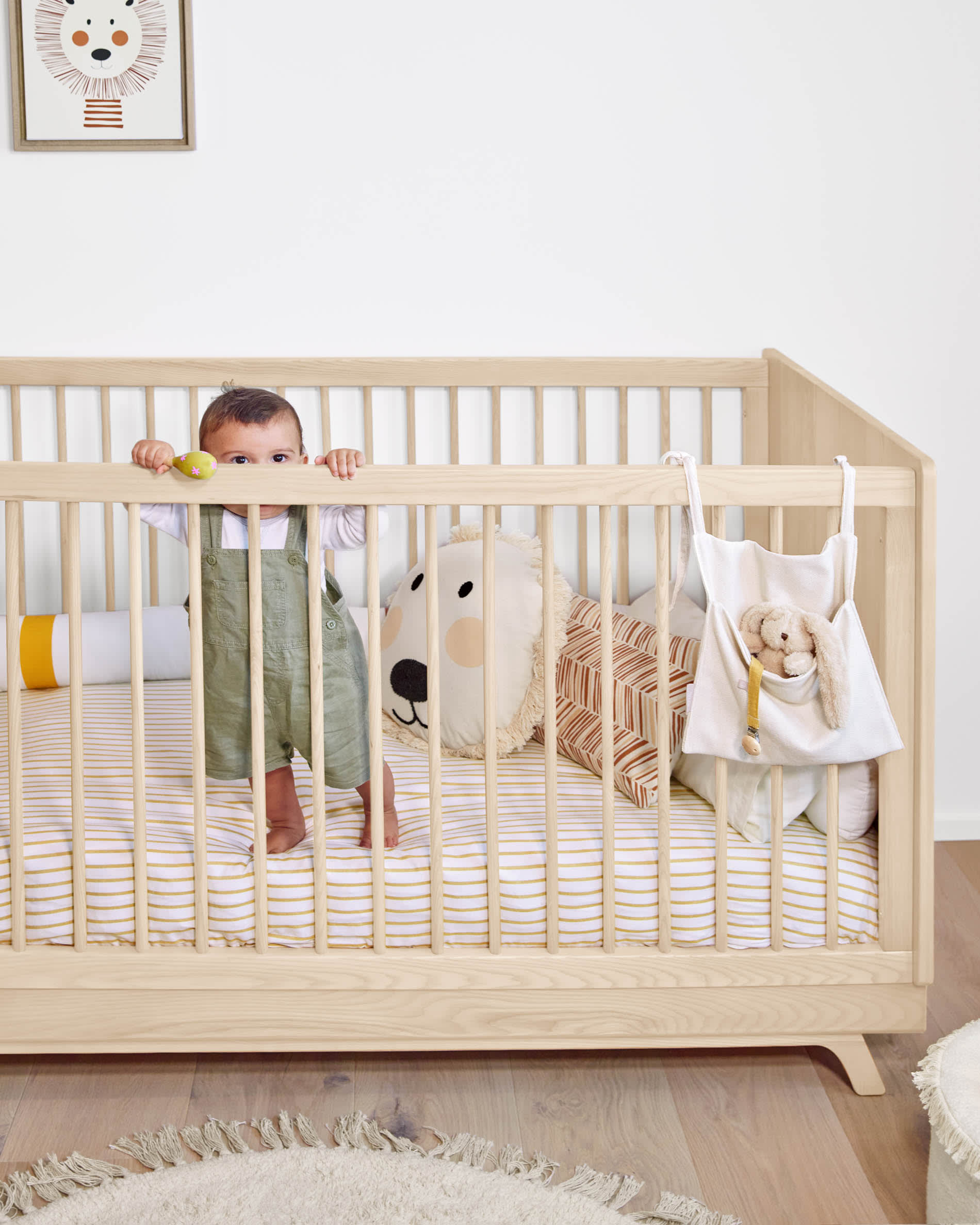 Die Valery Adaptive Foam Matratze (70 x 140 cm) von Kave Home bietet optimalen Komfort und Unterstützung für einen gesunden Schlaf im Kinderzimmer.