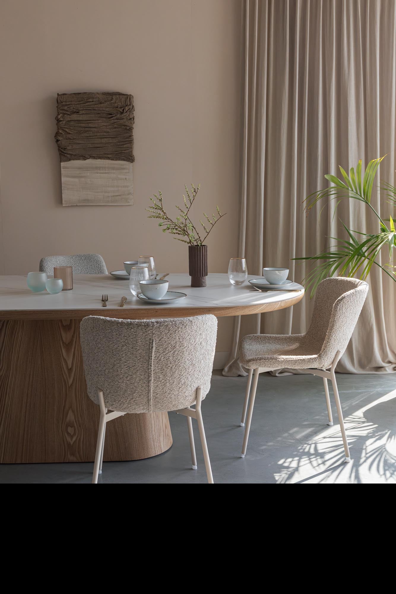 Almira Esstisch Oval: Elegantes Design aus robustem MDF, ideal für stilvolle Esszimmer. Perfekt für gemeinsame Momente.