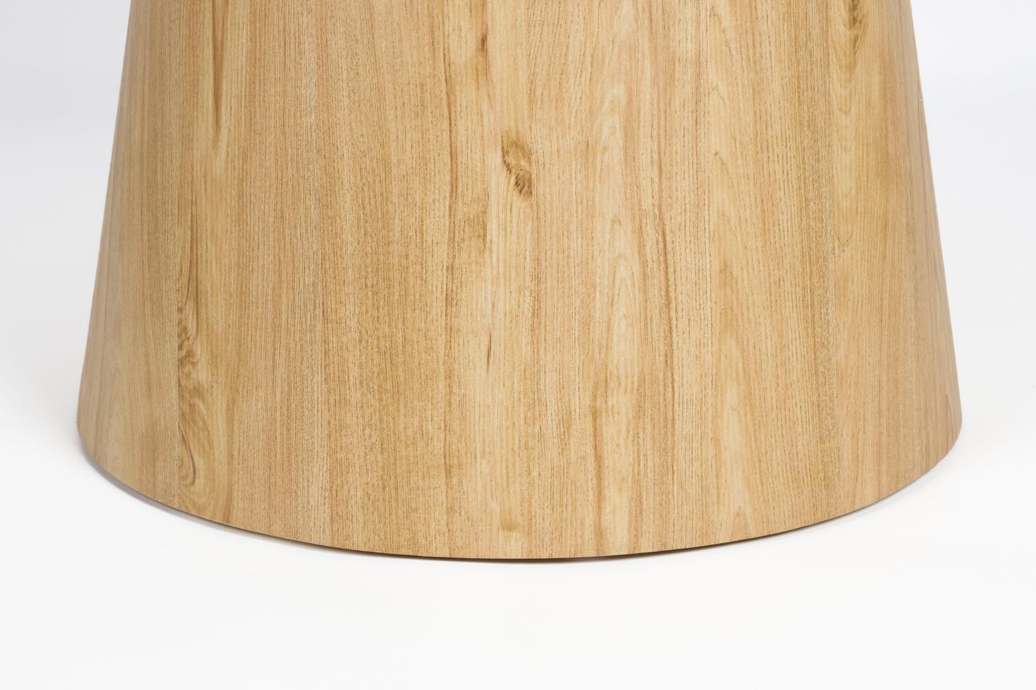 Entdecken Sie den Almira Esstisch Round von White Label Living – ein eleganter Tisch, der mit seinem runden Design und robusten Materialien für gesellige Runden sorgt.