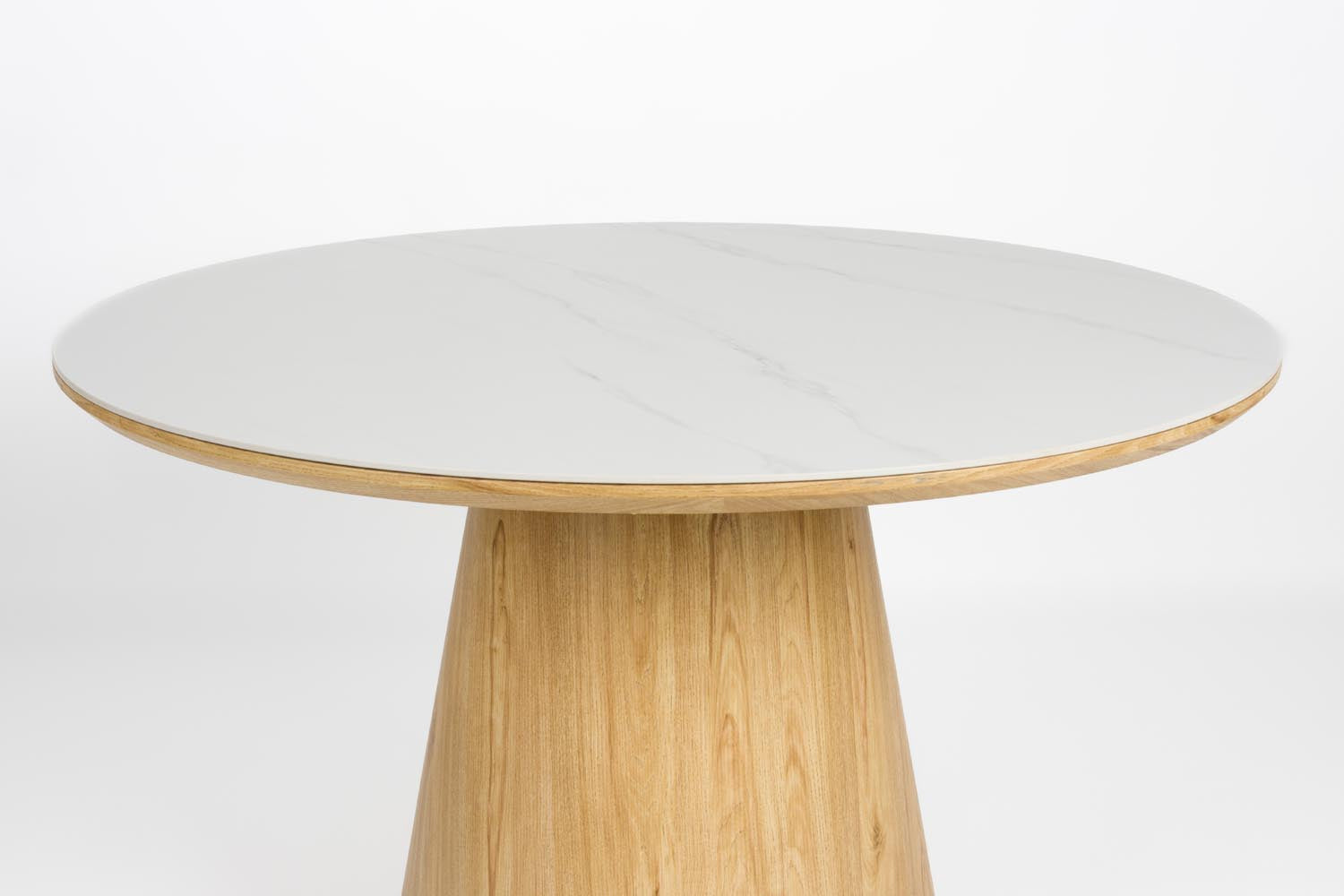 Der Almira Esstisch Round von White Label Living vereint stilvolles Design und Funktionalität, ideal für gesellige Abende und gemütliche Mahlzeiten.