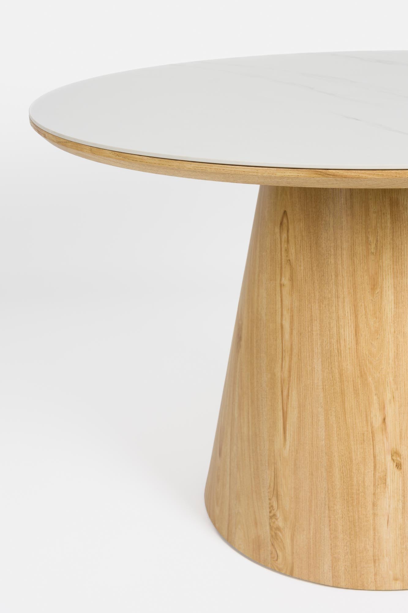 Der Almira Esstisch Round von White Label Living vereint stilvolles Design und Funktionalität, ideal für gesellige Runden und gemütliche Mahlzeiten.