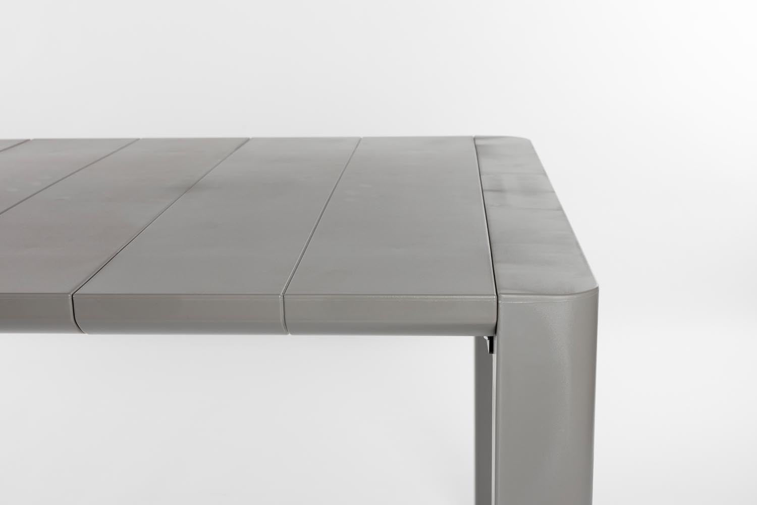 Entdecken Sie den Gartentisch Alban 220x100 von White Label Living – ideal für gesellige Runden im Freien, modern und langlebig.