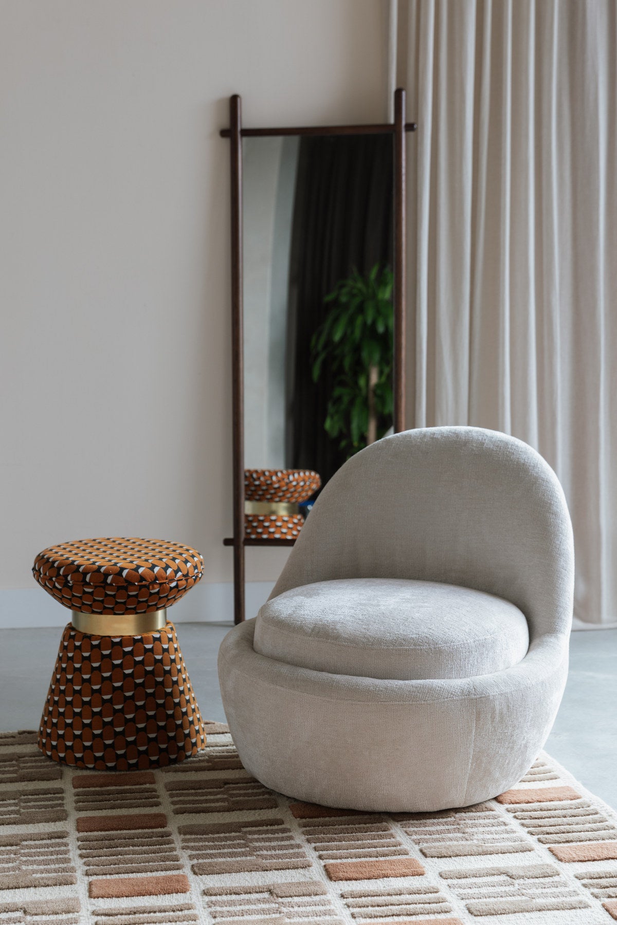 Hocker Pin in Braun präsentiert im Onlineshop von KAQTU Design AG. Hocker ist von White Label Living
