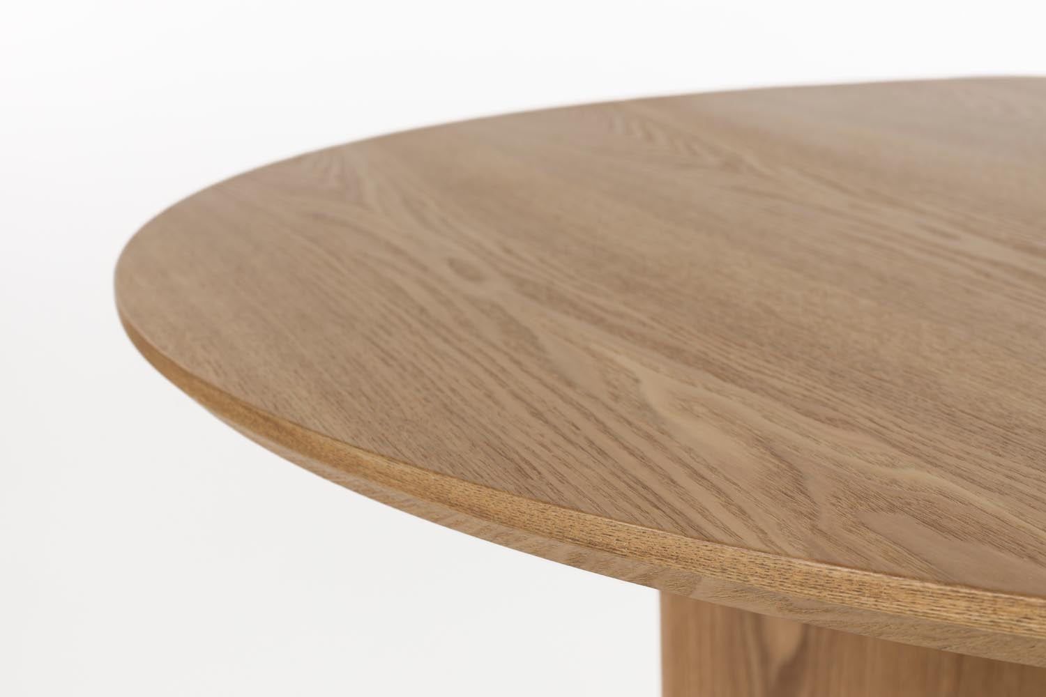 Der Esstisch Laurent Natural von White Label Living ist ein stilvolles Möbelstück für bis zu 4 Personen. Seine natürliche Holzoptik und kompakte Größe machen ihn ideal für kleine Räume.