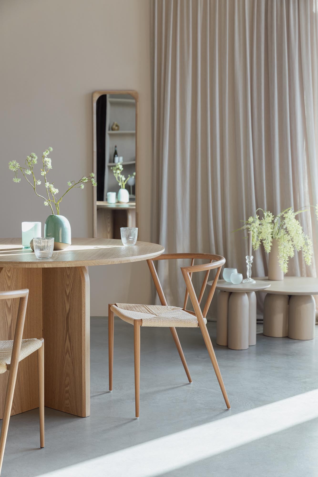 Der Esstisch Laurent Natural von White Label Living vereint Eleganz und Funktionalität. Ideal für kleine Räume, bietet er Platz für 4 Personen und besticht durch sein zeitloses Design.