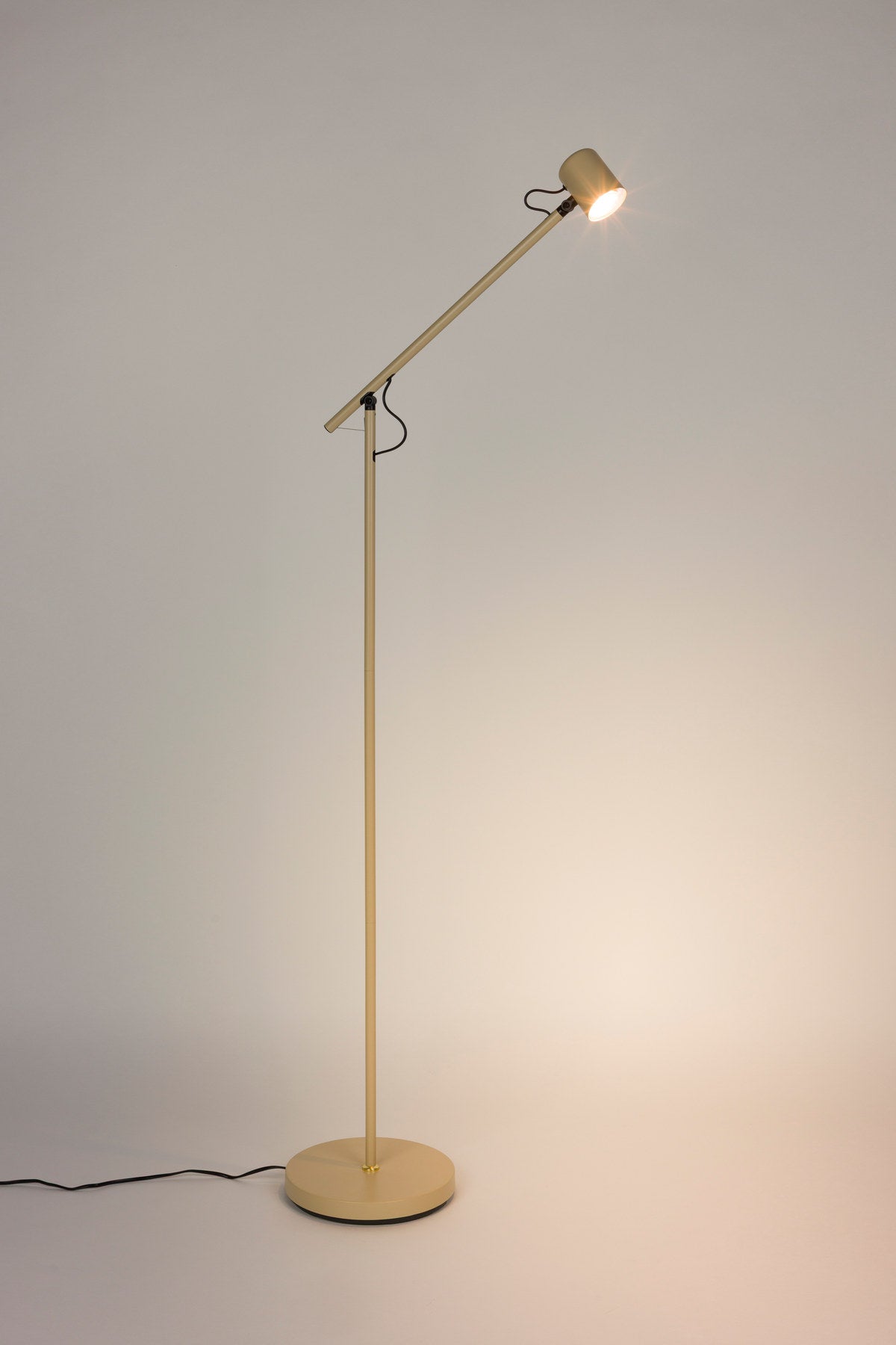 Stehlampe Aero in beige präsentiert im Onlineshop von KAQTU Design AG. Stehleuchte ist von White Label Living