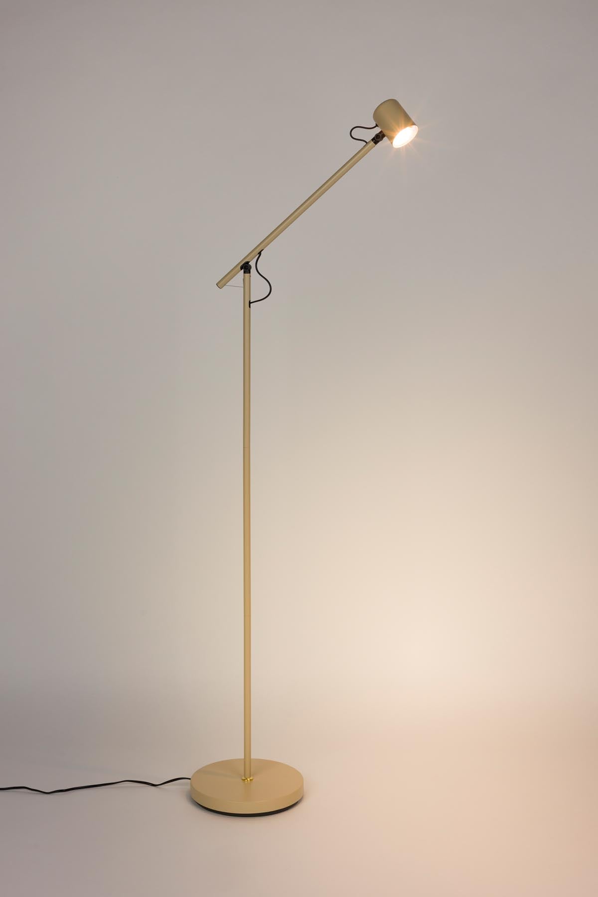 Stehlampe Aero in Beige präsentiert im Onlineshop von KAQTU Design AG. Stehleuchte ist von White Label Living