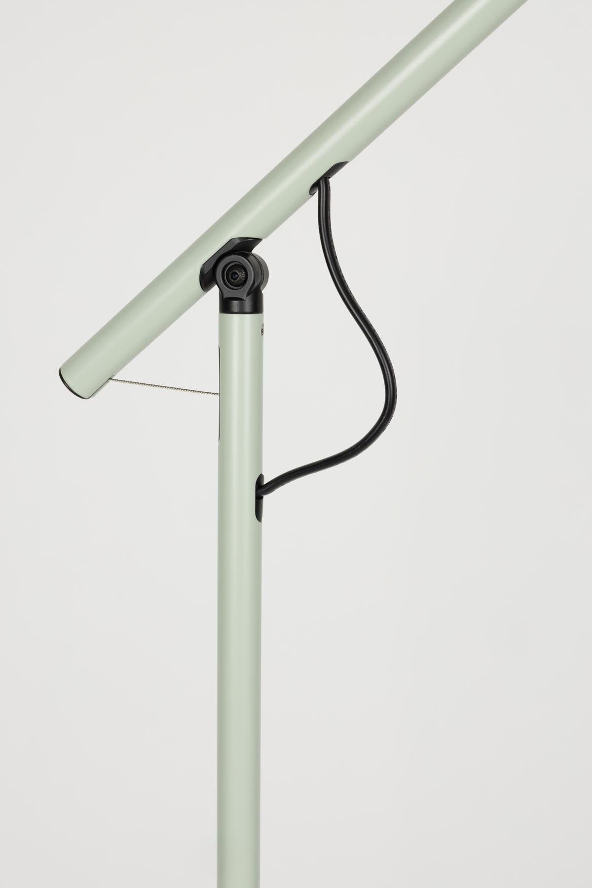 Stehlampe Aero in Grün präsentiert im Onlineshop von KAQTU Design AG. Stehleuchte ist von White Label Living