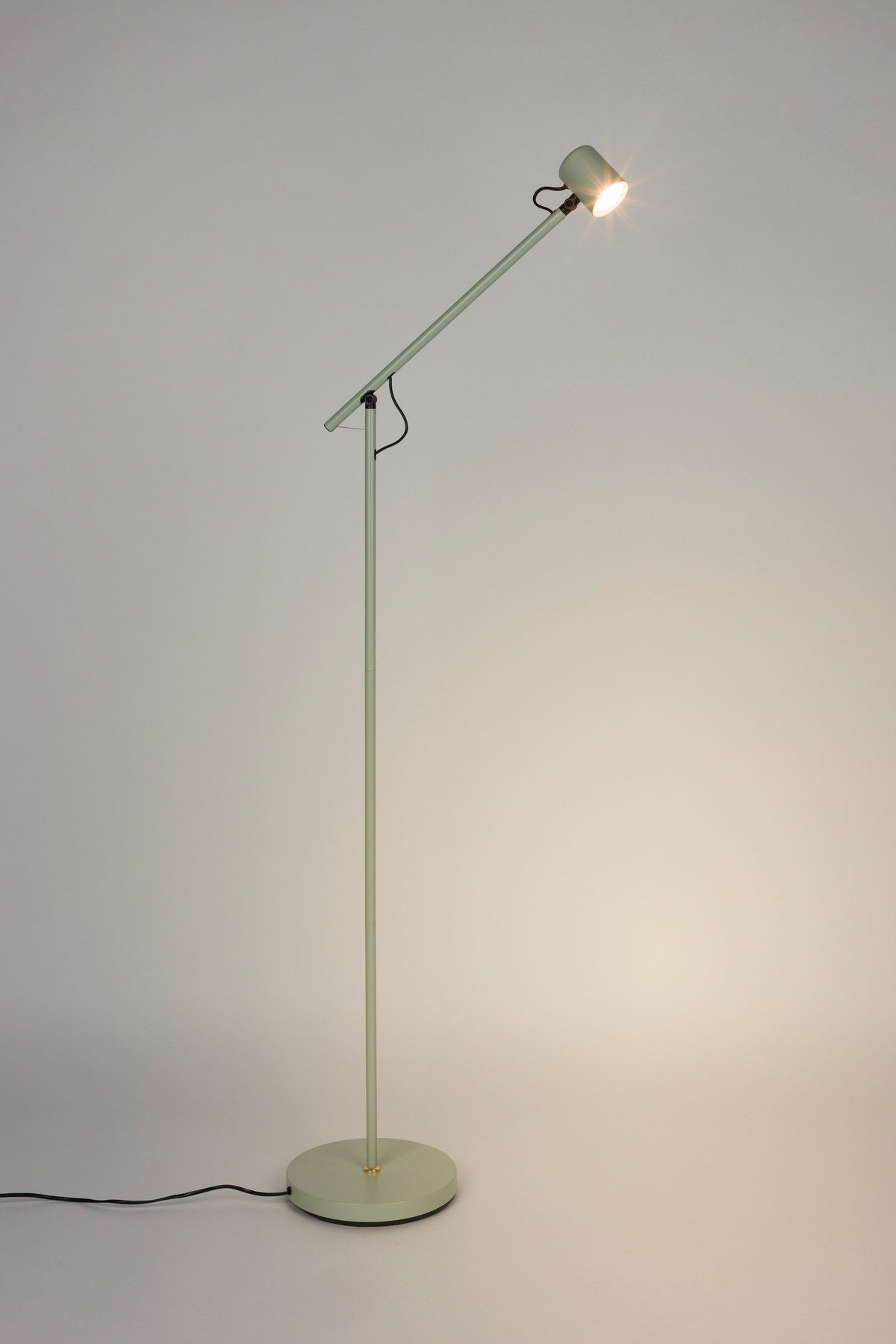 Stehlampe Aero in Grün präsentiert im Onlineshop von KAQTU Design AG. Stehleuchte ist von White Label Living