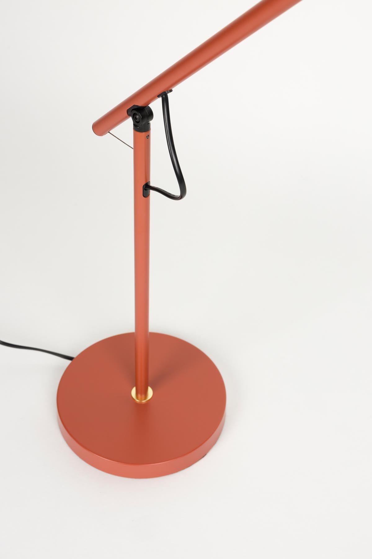 Stehlampe Aero in Rot präsentiert im Onlineshop von KAQTU Design AG. Stehleuchte ist von White Label Living