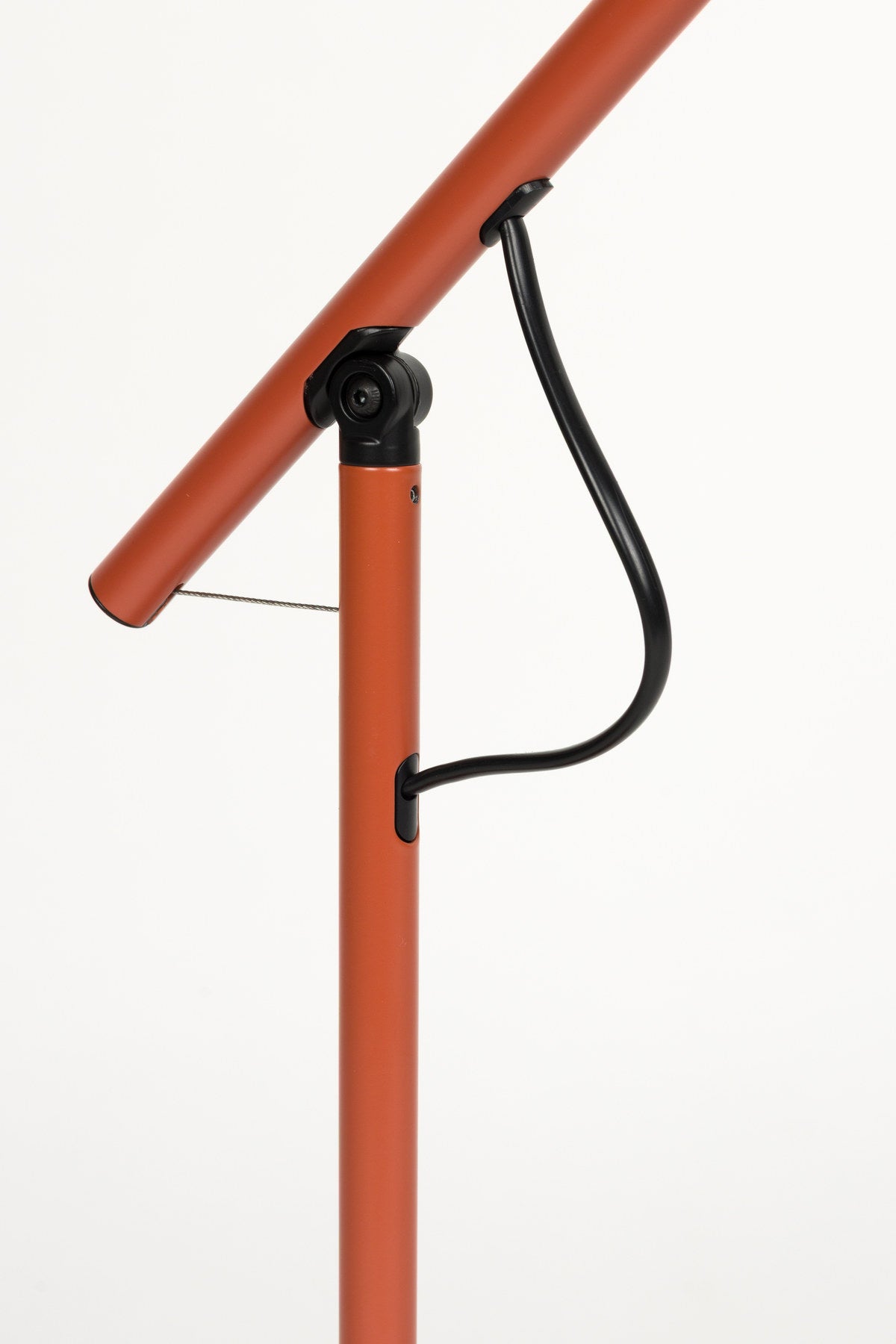 Stehlampe Aero in Rot präsentiert im Onlineshop von KAQTU Design AG. Stehleuchte ist von White Label Living