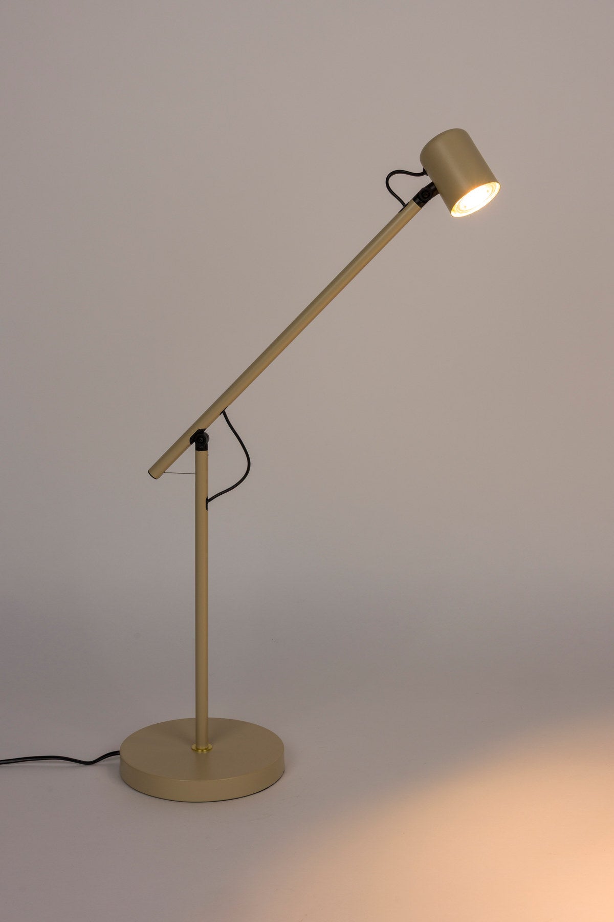 Stehlampe Aero in beige präsentiert im Onlineshop von KAQTU Design AG. Stehleuchte ist von White Label Living