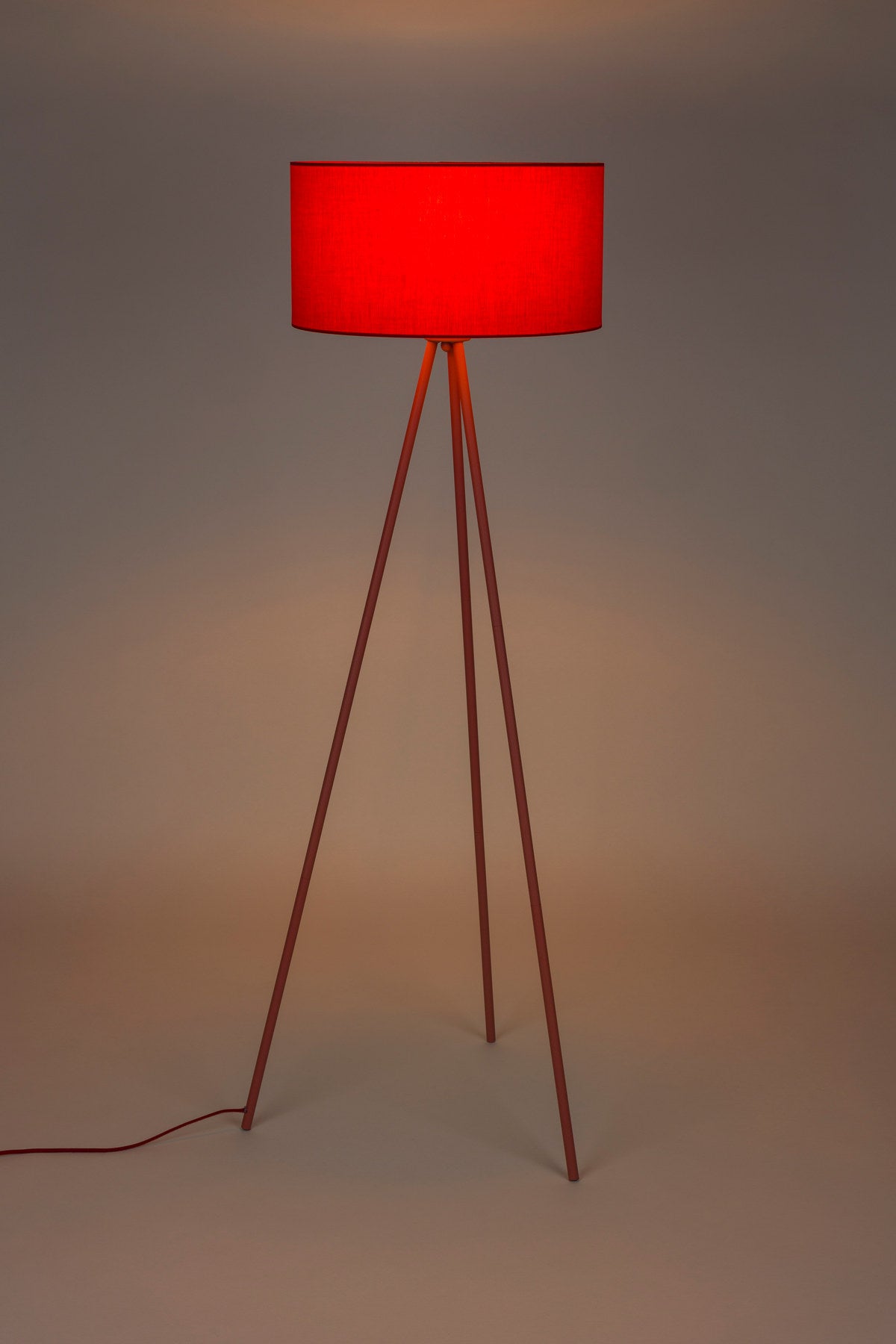 Stehleuchte Susie Red in Rot präsentiert im Onlineshop von KAQTU Design AG. Stehleuchte ist von White Label Living