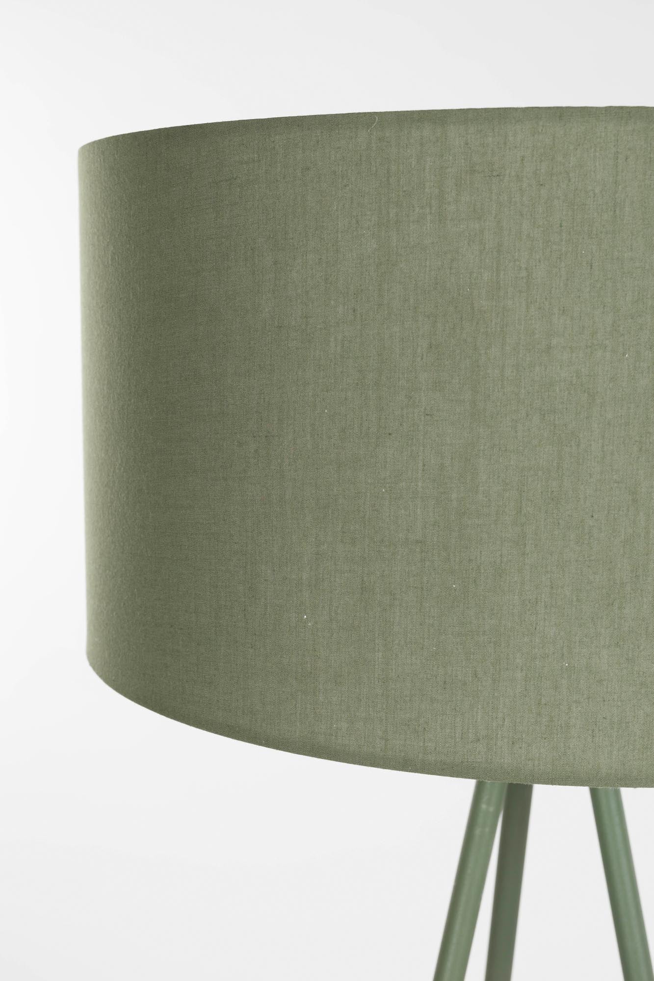 Erleben Sie die stilvolle Stehleuchte Susie Green von White Label Living – ein elegantes Lichtobjekt, das modernes Design und praktische Funktionalität vereint.
