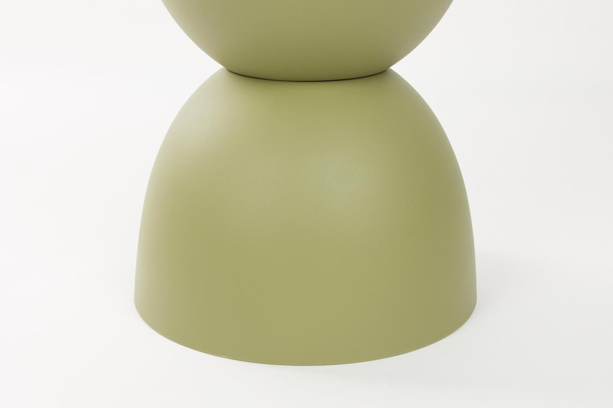 Beistelltisch Mara Outdoor in Beige aus mattem Kunststoff mit Sanduhr-Design und abnehmbarer Tischplatte, Outdoor-Möbel.