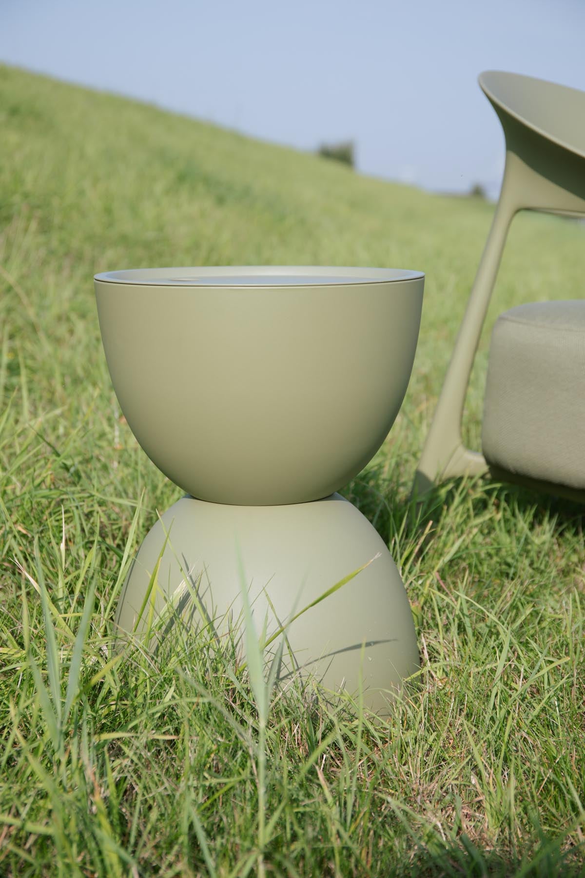 Beistelltisch Mara Outdoor in Beige aus mattem Kunststoff mit Sanduhr-Design und abnehmbarer Tischplatte, Outdoor-Möbel.