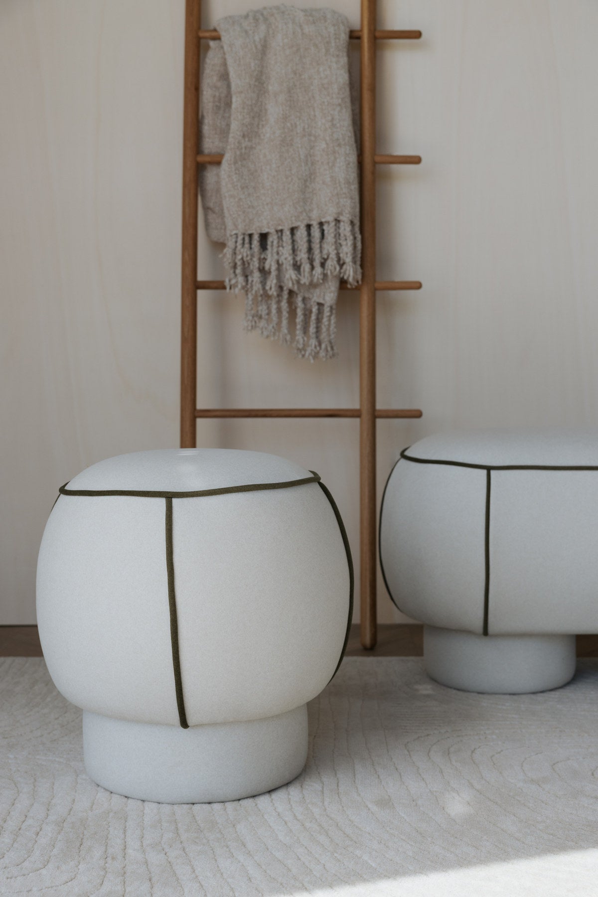 Hocker Marina in Weiss präsentiert im Onlineshop von KAQTU Design AG. Hocker ist von White Label Living