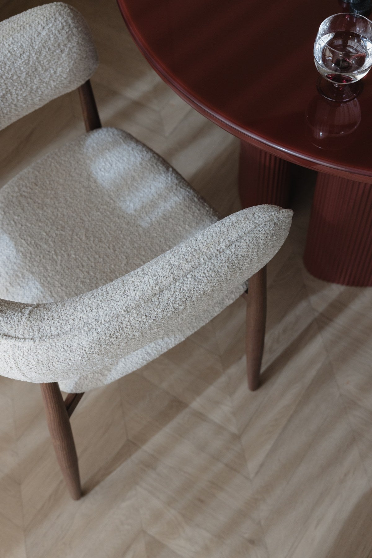 Gepolsterter Sessel Armchair Stanley von White Label Living in Beige mit brauner Optik, Sitzfläche aus Polyester, Beine aus Eisen mit Pulverbeschichtung