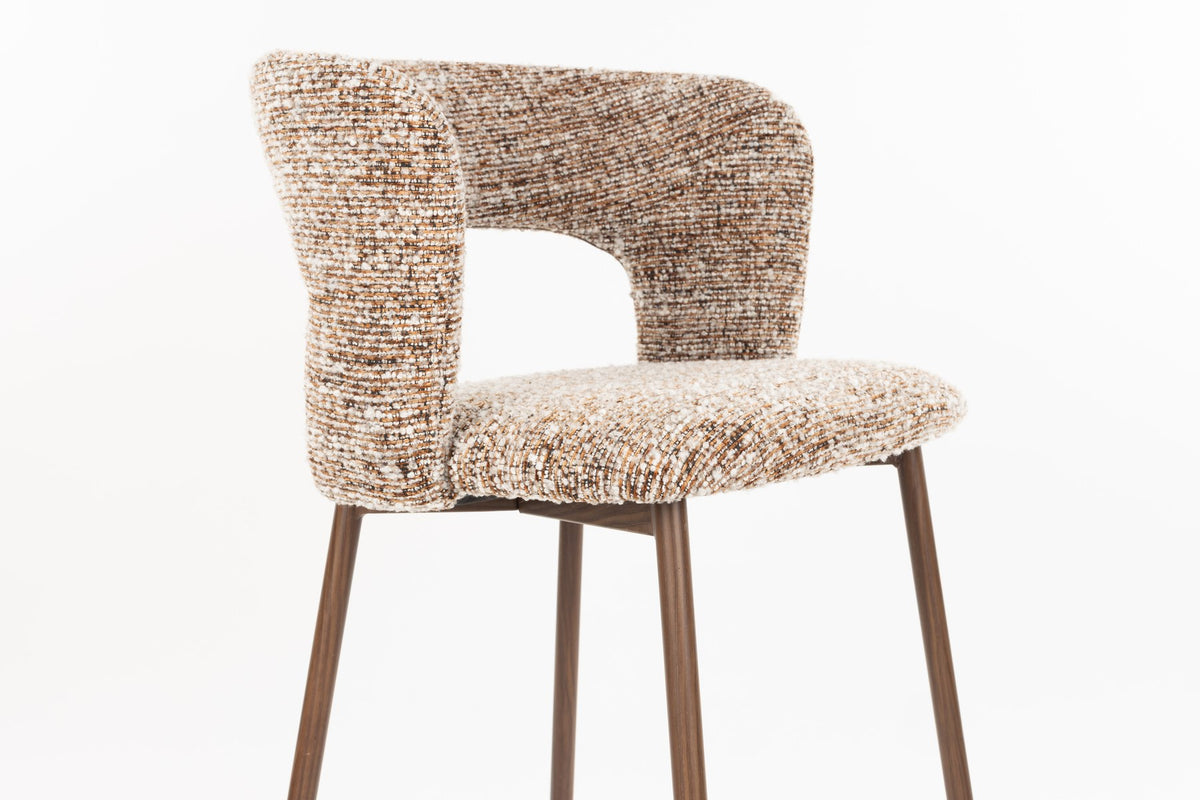 Barhocker Chelsea von White Label Living mit gepolstertem Sitz in Beige, Gestell aus Birkenholz mit bogenförmiger Rückenlehne.