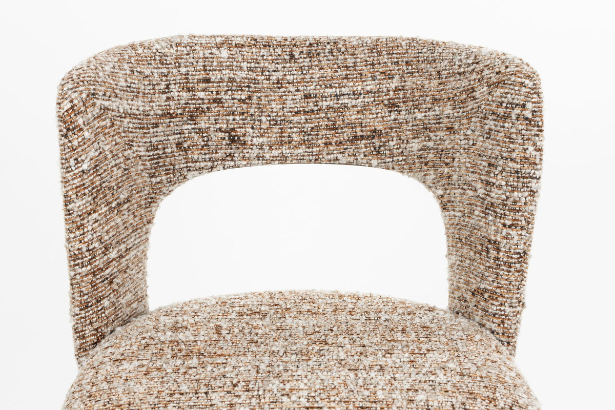 Barhocker Chelsea von White Label Living mit gepolstertem Sitz in Beige, Gestell aus Birkenholz mit bogenförmiger Rückenlehne.