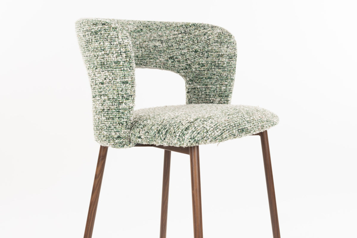 Barhocker Chelsea von White Label Living mit gepolstertem Sitz in Beige, Gestell aus Birkenholz mit bogenförmiger Rückenlehne.