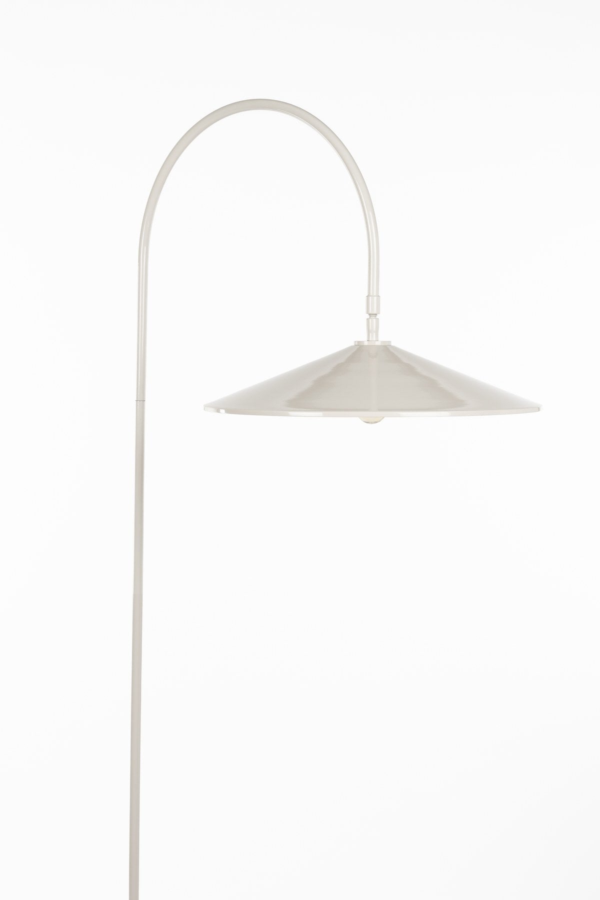 Stehleuchte Enno von White Label Living: grauer Metallschirm, gebogener Metallarm und zylindrischer Travertin-Fuss in schlankem Design.
