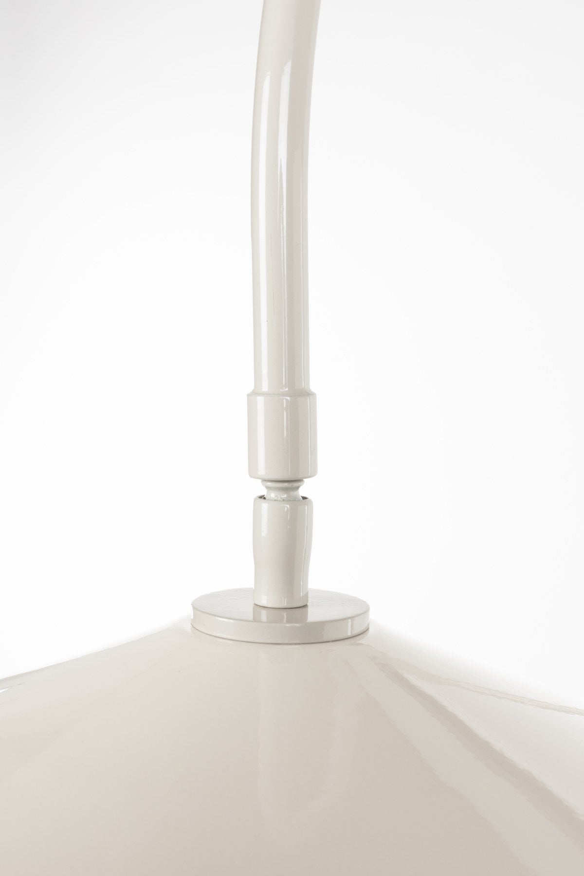 Stehleuchte Enno von White Label Living: grauer Metallschirm, gebogener Metallarm und zylindrischer Travertin-Fuss in schlankem Design.