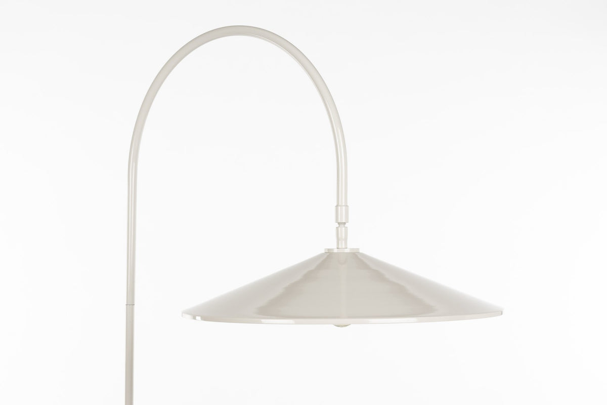 Stehleuchte Enno von White Label Living: grauer Metallschirm, gebogener Metallarm und zylindrischer Travertin-Fuss in schlankem Design.