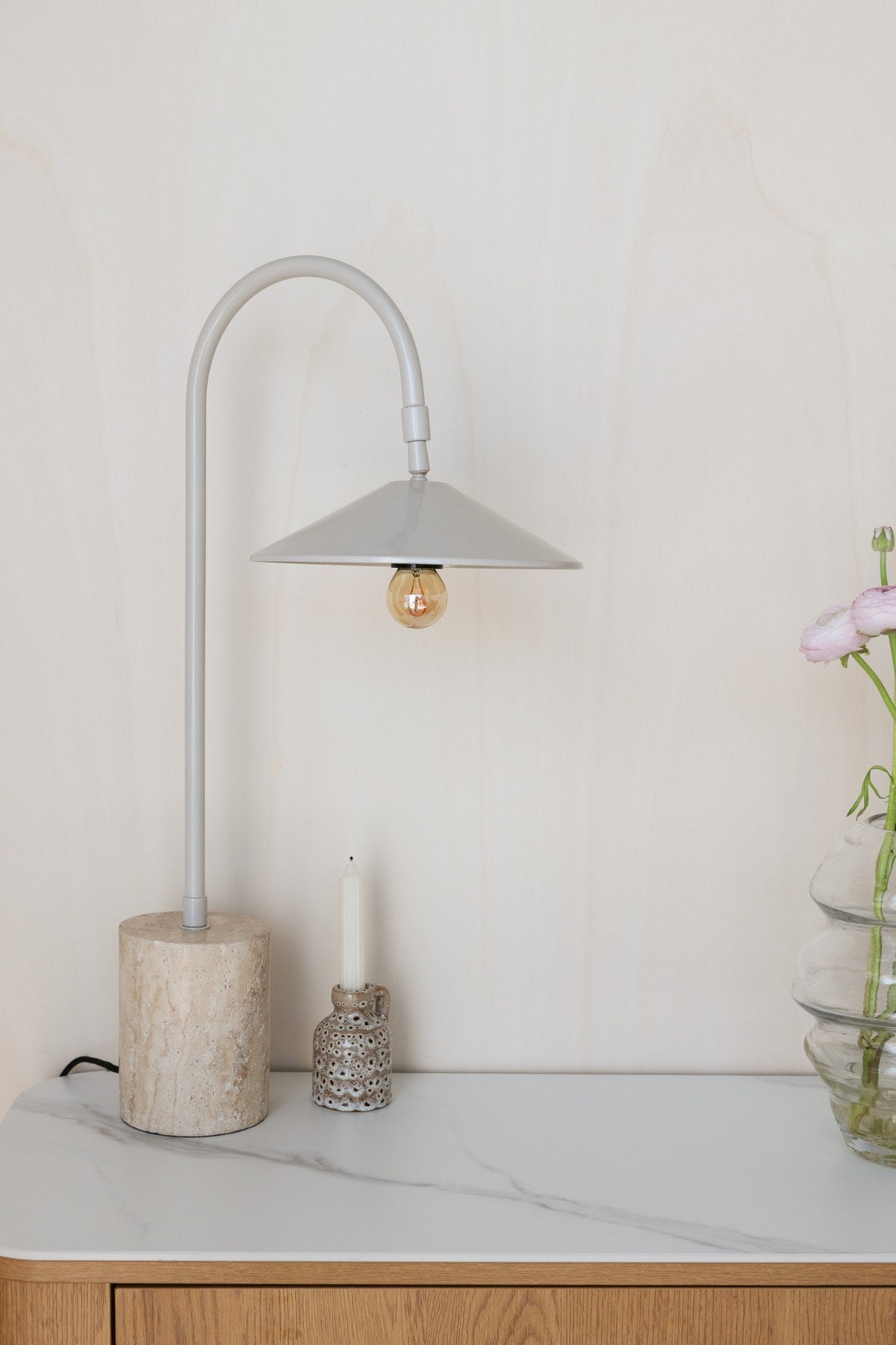 Graue Tischleuchte Desk Lamp Enno mit zylindrischem Travertin-Fuss, Bogen und Lampenschirm aus Eisen sowie schwarzem Kabel, Modell von White Label Living.