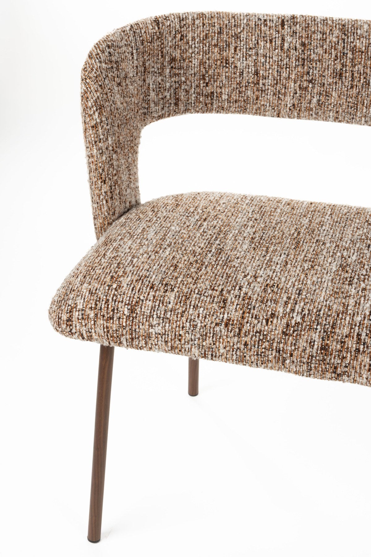 Gepolsterte Sitzbank Chelsea Brown von White Label Living mit schlankem Gestell aus Birkenholz und brauner Sitzfläche, Frontalansicht.