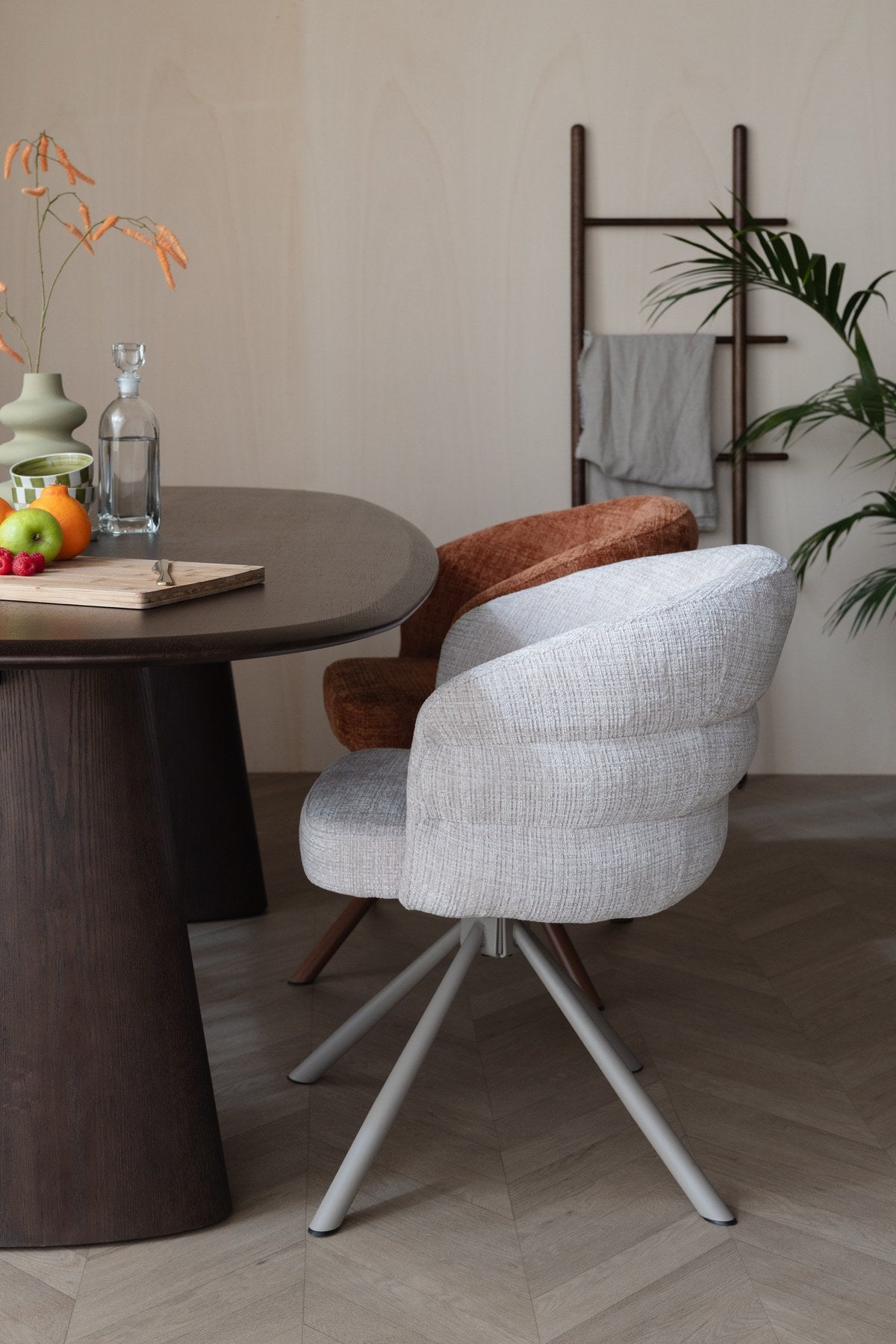 Armlehnstuhl Marjolein von White Label Living mit gepolsterter, halbkreisförmiger Sitzschale aus Polyester und Metallgestell in Beige.