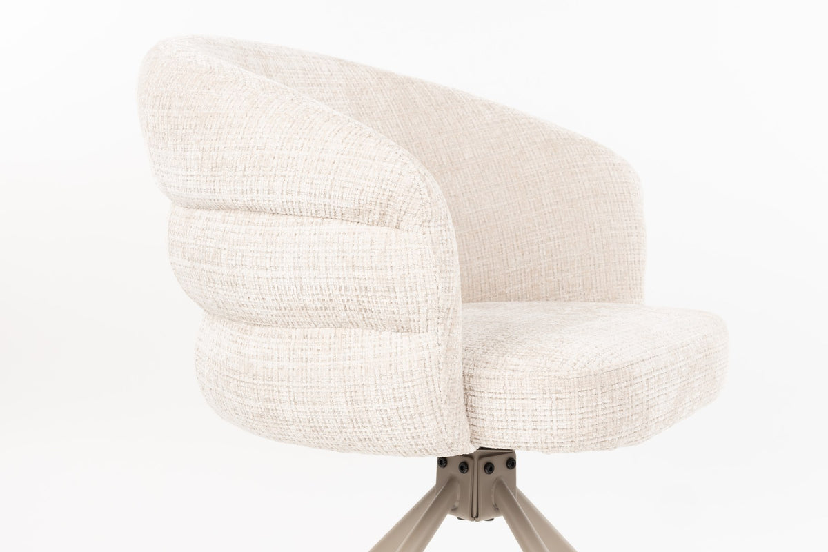 Armlehnstuhl Marjolein von White Label Living mit gepolsterter, halbkreisförmiger Sitzschale aus Polyester und Metallgestell in Beige.