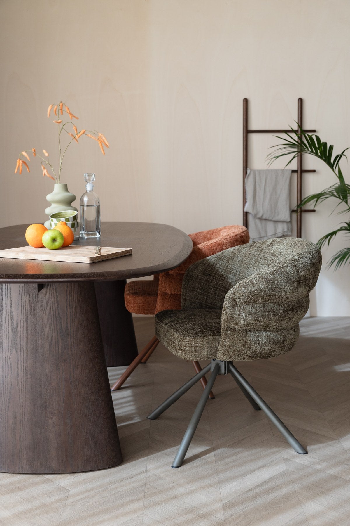 Armlehnstuhl Marjolein von White Label Living mit gepolsterter, halbkreisförmiger Sitzschale aus Polyester und Metallgestell in Beige.